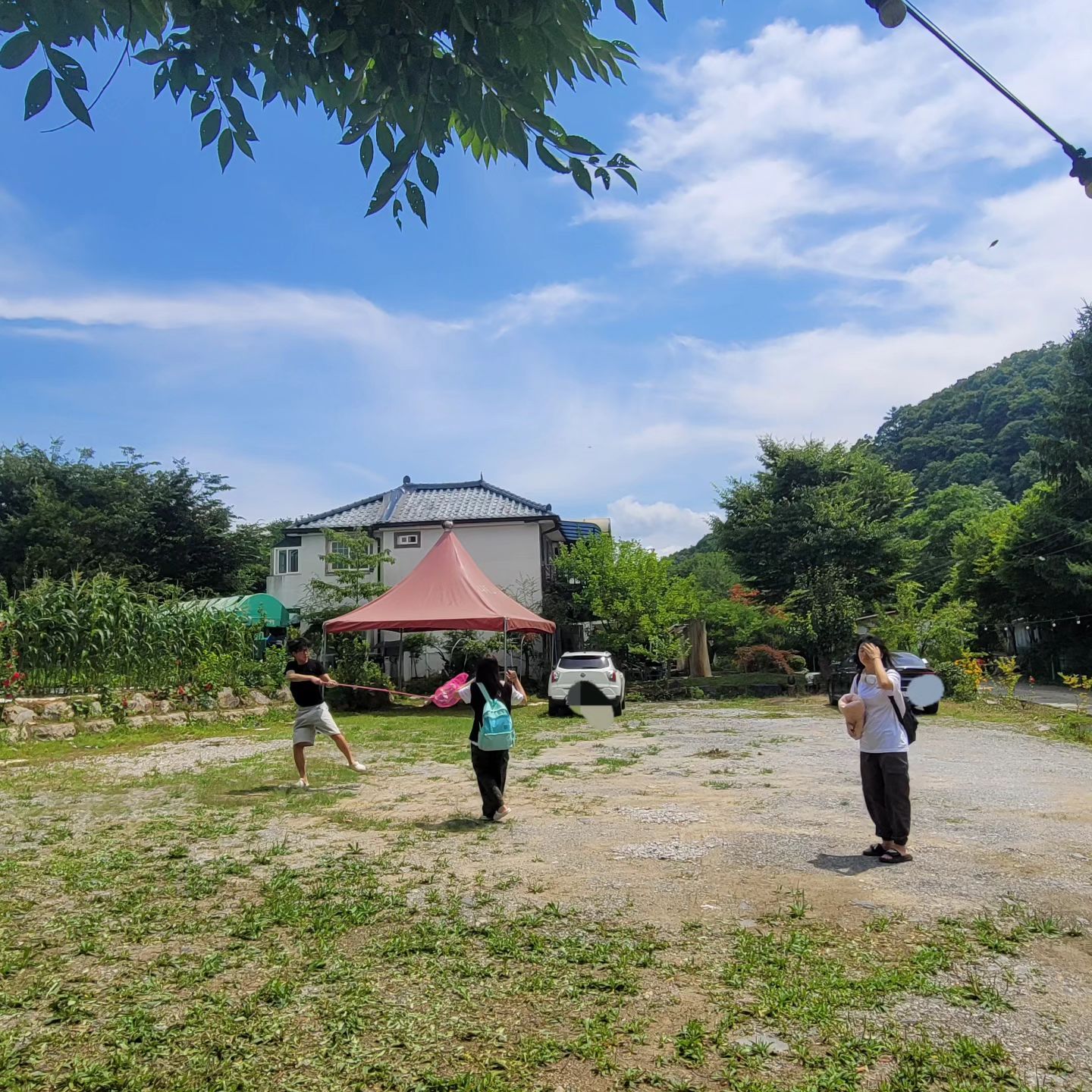 #1박2일

찰옥수수의 고장, 괴산으로 go!

별 기대없이 왔는데
별을 아주 많이 볼 수 있었던 곳

펜션 아래 흐르는 냇물에서
물고기와 다슬기도 잡고
수영장에서 물놀이도 하고
저녁엔 숯불 바베큐
밤엔 사슴벌레와 반짝이는 별들

곳곳의 다양한 나무들과 꽃들
한들한들 시골바람
매미소리, 새소리, 풀벌레소리까지

저절로 힐링이😊

비올거라는 일기예보가 맞지 않아서
많이 감사했던~

행복한 시간🥰
.
.
.
.
#괴산나무소리펜션
#오랜만의여행
#행복한추억
#낚시#물놀이#다슬기
#시골길산책
#잠자리#사슴벌레#풍뎅이
#2024여름
#밤하늘
#반짝이는별