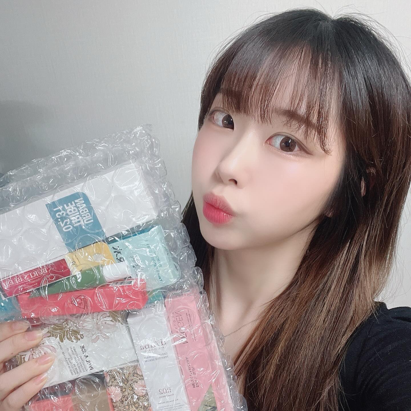 #협찬 
얼루어에서 나온 발렌타인박스를 받았어요!!

기초라인부터 베이스 메이크업, 포인트 메이크업까지 다양하게 준비되어있어 선물로 딱인 것같아요ㅎㅎ

평소에 궁금했던 제품들도 몇가지 있었는데 좋은 기회로 써볼 수 있어서 좋았어요ㅎㅎ

#얼루어발렌타인박스 #얼루어 #네오젠 #달바 #루미노베이션 #리더스코스메틱 #마리엔메이 #버츠비 #세이브 #스킨1004 #슬로우허밍 #어반트라이브 #오어스 #이너수 #폴앤조보떼 #3CE #CNP #V&A