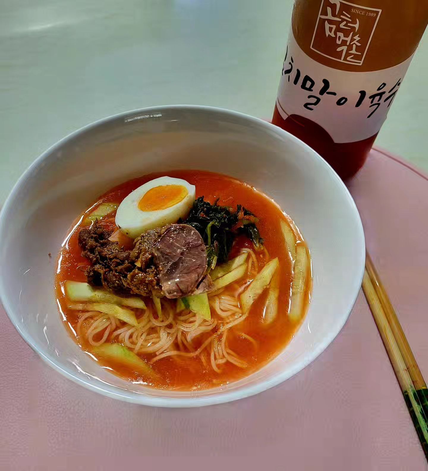 #협찬 #곰터먹촌김치말이국수

100% 국내산 원재료로 만든 시원하고 맛있는
곰터먹촌 김치말이국수 소개해드릴게요.

30년 전통의 곰터먹촌 김치말이국수는
시원한 육수와 쫄깃한 면발에 각종  고명까지 곁들여져
입맛 돋구는 감칠맛이 일품이네요.

육수를 이용해 물회나 김치말이 묵사발로 활용해도 좋을 듯 해요.

포장도 꼼꼼해서 선물용으로도 그만이네요.

구매처⬇️⬇️⬇️
https://smartstore.naver.com/gtmc1989/products/7750281787

#곰터먹촌 #김치알이국수 #한우곰탕 #녹두전 #김치말이비빔국수