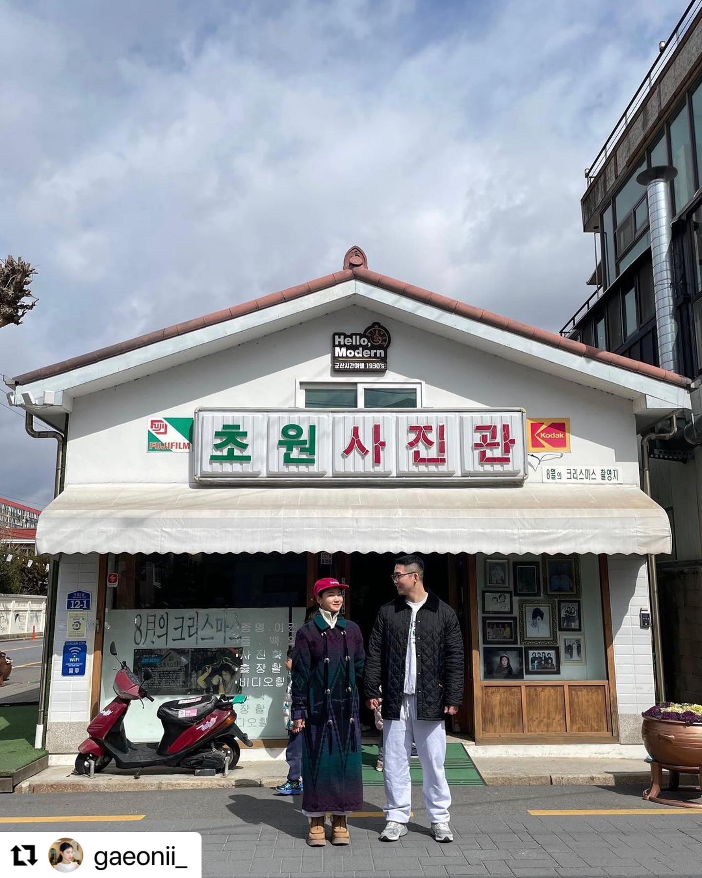 #군산여행 2🥯🍜🍶📽️
지린성, 영화의거리(초원사진관),
말랭이마을, 일본식가옥, 이성당, 우체통거리

지린성만 차타고 5분정도
나머지는 다 붙어있음 (걸어다닐수 있는거리)
경주처럼 골목골목 걸어다니며 구경하기 좋았당
소품샵 카페 많음!

지린성 : 포장해서 옆 아이스크림가게나 향다방 가서먹기 
(유빈친구 꿀팁 덕에 줄안서고 바로 먹을 수 있었음🥹)
고추짜장 존맛 .. 짜장으로 두개시킬걸 ㅜ 공기밥필수

이성당 : 웨이팅 길어요..(단팥빵, 야채빵만 웨이팅)
근데 막 롯데월드처럼 오래걸리진 않고
1시간 이내!! 빵 한판 나오면 주루룩 들어가는식 
단팥빵, 야채빵 말고는 그냥 들어가서 살수있움!
