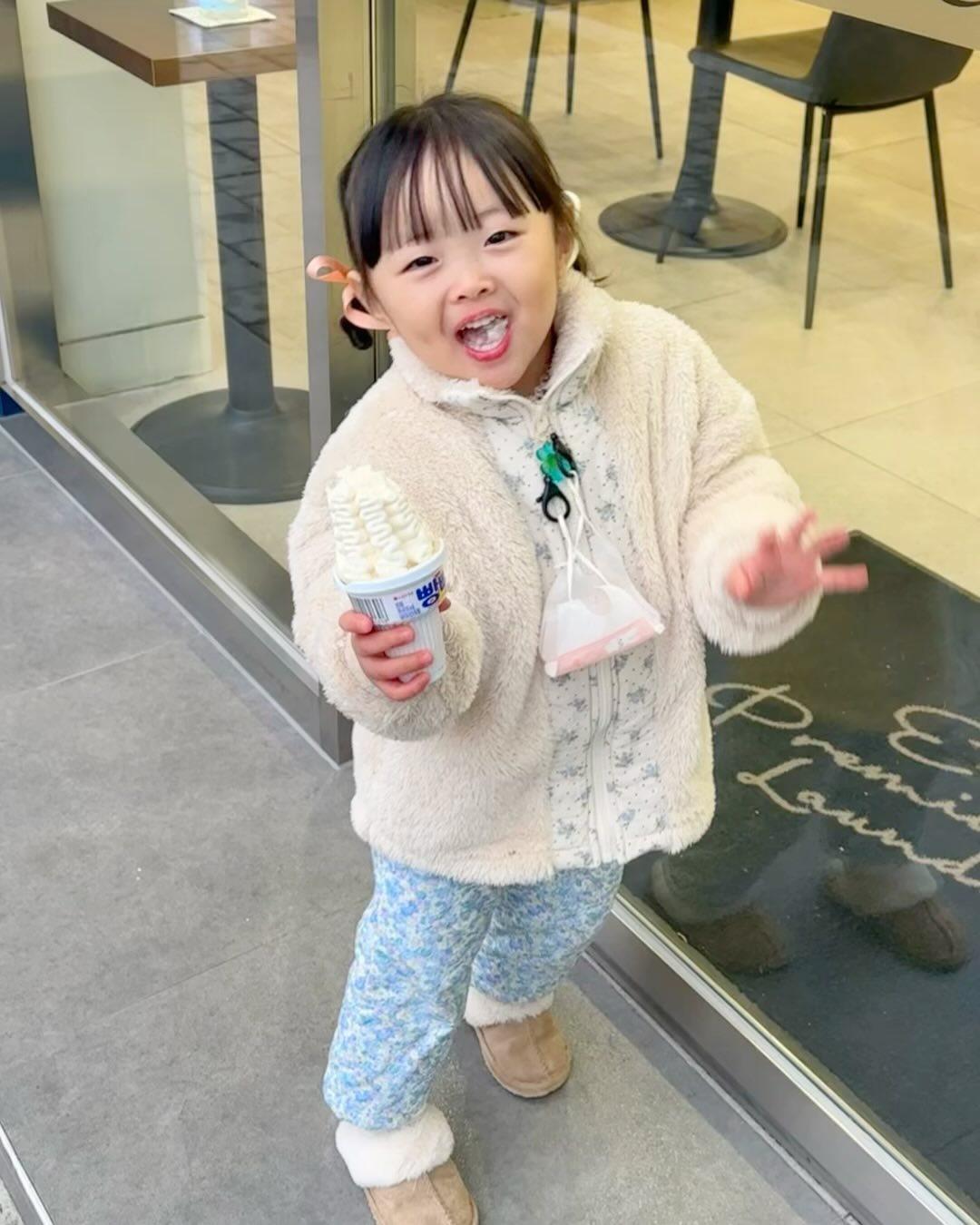 #41개월딸#41개월아기일상 
사진찍다가 갑자기 뜬금없이 “메리 크리스마스~~” 🎄
하길래 동영상 찍는데
오늘 어린이집 작은발표회 엔딩때 했던거
보여주는 귀여운애,,👧🏻 #마이컸다
아이스크림 먹어도 저녁밥 잘먹을수 있다더니
#또속았다 🙄