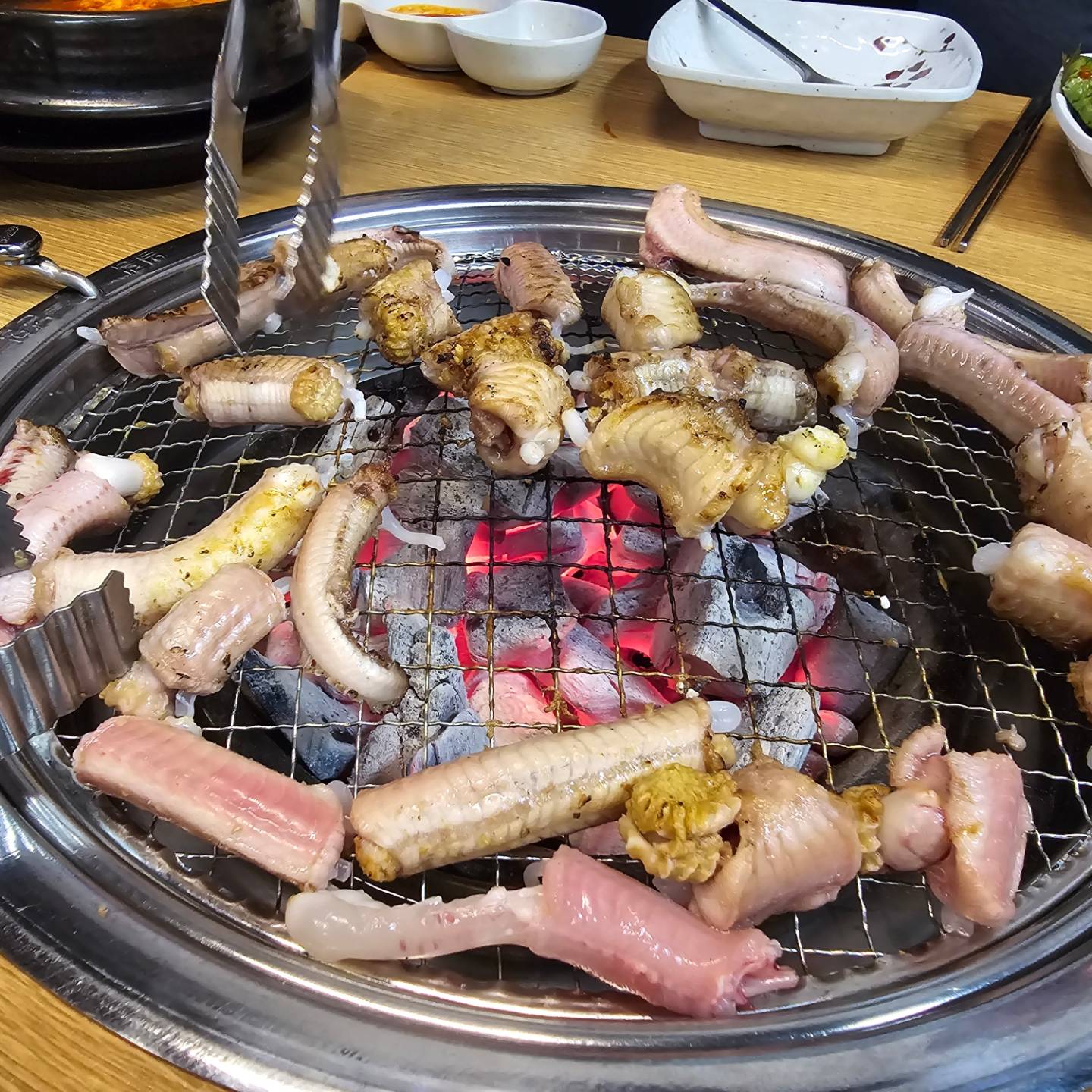 꼼장어 안좋아하는 남편버리고
부모님이랑 먹었다!
야식은 역시!
닭발도있고 막창도있고 소갈비살도 있는
#원주꼼장어 #무실동꼼장어 #혜미네산꼼장어