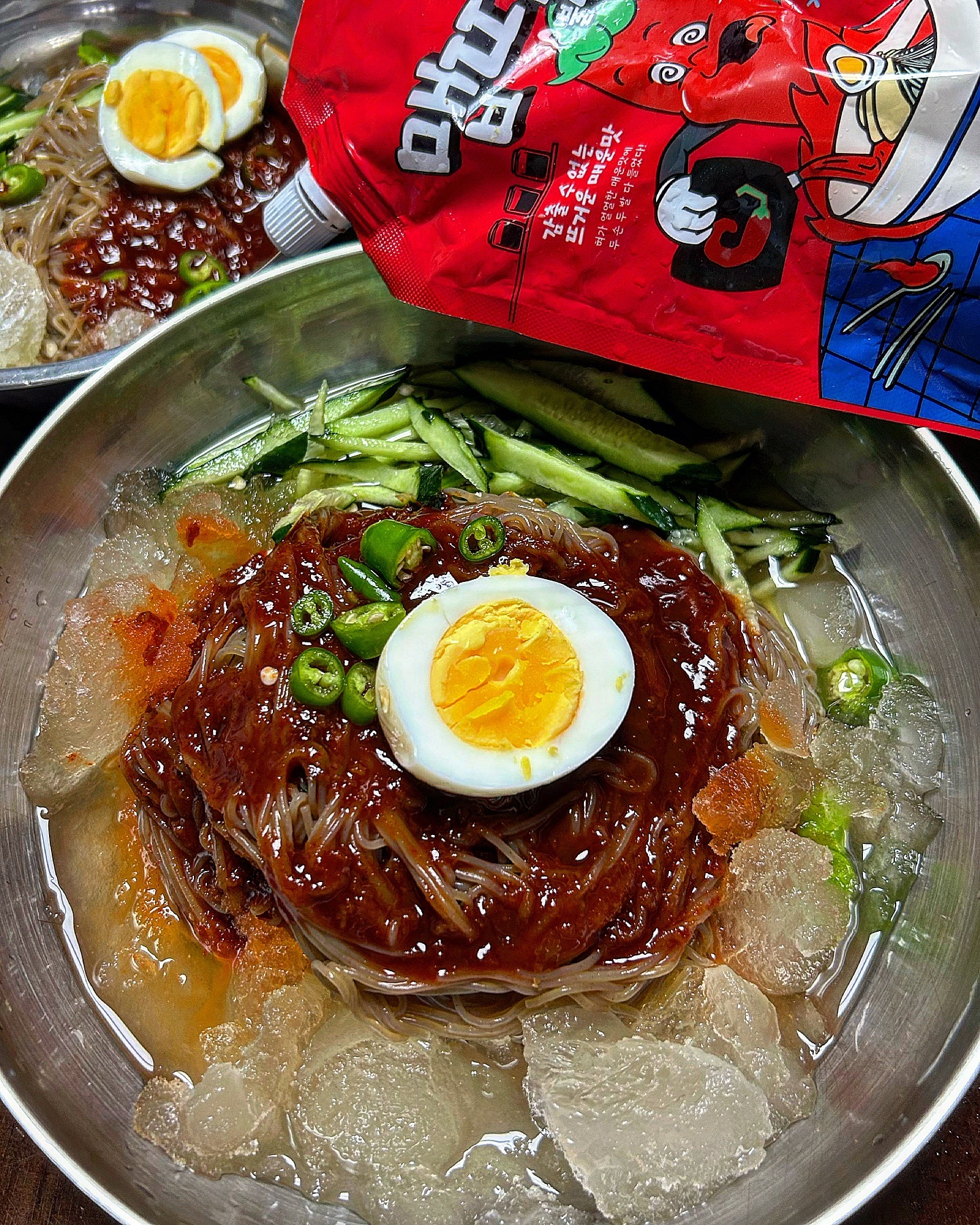 #협찬 맵덕들은 무조건 좋아할 #맵따구냉면🔥🔥🔥

이냉치냉 여름이라 땡기고 안주로도 너무 좋은 #불냉면 
막 맵기만 하고 쓰면 맛없는데 텁텁함 없이 뒤에서
맴기가 올라와서 깔끔하게 매운 냉면이에요 !_! 
점심때 먹고 저녁에 소주안주로 또 먹기 히히 
소스가 개별포장이 아니라서 매운거 잘 먹는 나는 소스 팍팍 
매운거 못 먹는 울엄마는 소스 쪼매~ 
비빔냉면, 물냉 둘 다 즐길 수 있는 세트라서 취향따라 
먹을 수 있는게 좋아유 육수도 진한맛이 소주안주로 굳!! 
매운 거 좋아하는 분들 요기 냉면 김치 다 추천입니당><

food_mapttagu
 #냉면 #매운냉면 #불냉면 #맵따구냉면 #맵따구불냉면 #맵따구 #비빔냉면 #물냉면