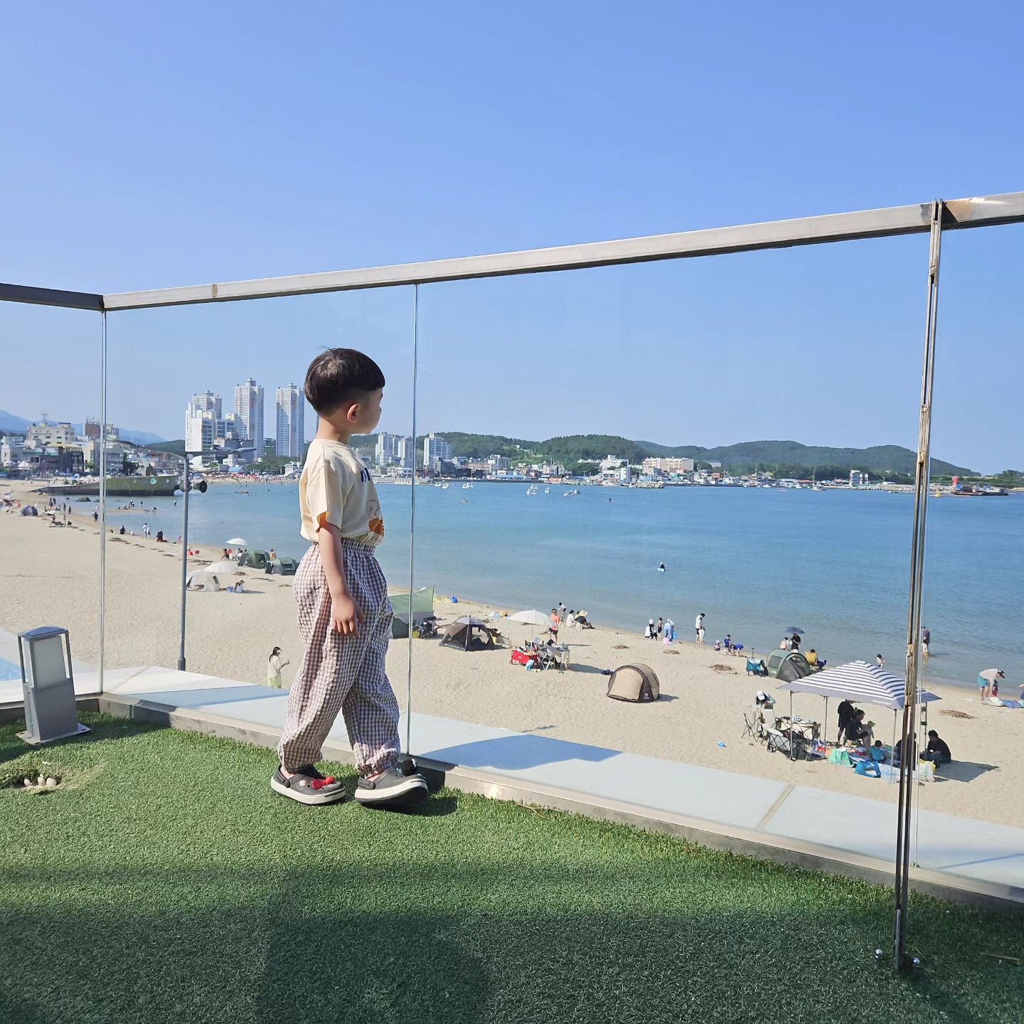 나는 우리엄마를 닮아 바다를 좋아하는데,
준이도 나를 닮아 바다를 좋아하나보다⛱️🌊