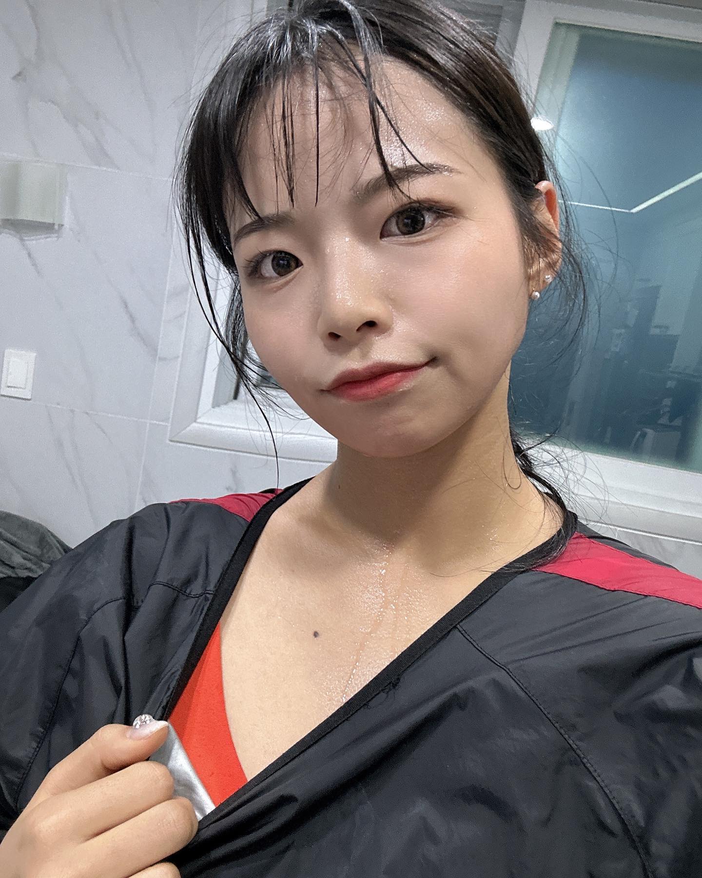 #오운완 #홈트 

요즘 집에서 땀복입고 홈트레이닝으로
불태우는중이에요!!

오늘은 외부에 일정이 있어서 다녀오자마자 운동 개시!!!!

예전에 첫 바프때에도
운동의 80%는 홈트레이닝과 저중량의 덤벨이였어요!
생각해보니 헬스는 정말 간간히 갔었네요🤔

그래서인지 홈트레이닝이 제 몸엔 더 찰떡쿵 인거같더라구요 ㅎㅎ

근데 일하면서 제 자신을 위한 운동이 적었었던지 왜 죽을맛이죠…?

그래도 땀 뻘빨 흘리니 완전 개운👍🏻

운동 후에 씻고 점심에 먹다 남은 무스들과 샐러드로 저녁 마무리 합니다😆

인친님들은 오늘 어떤 식단으로 마무리 하셨나요‼️

#ㅇㅇㅇ #운동소통 #운동맞팔 #운동복 #유산소운동 #근력운동 #운동하는여자 #운동하는남자 #좋반 #좋아요 #헬린이
