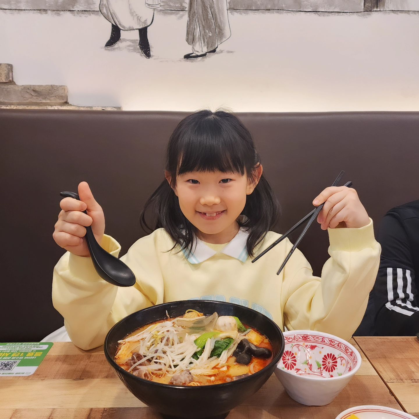 마라탕 즐길 줄 아는 초등언니💛

학교에서 마라탕 2단계를 먹어봤다며
마라탕 먹으러 가자고 조르는 #myjiwoo

마라탕 먹고 탕후루 먹고
인생네컷 찍는 초등라이프를 향해 성장 중인
.
.
.
얼얼한 마라맛에 겁먹고 엄마는 1단계로 순하게 조리해달라고 했는데
맛있다고 한그릇 뚝딱!

신선한 재료들 직접 골고루 골라 담아
즉석에서 끓여주시는 마라탕 맛 최고👍

.
.
고소한 사골육수로 끊인 매콤 마라탕
향기가 끝내주고 맛있는 마라샹궈
겉바속촉 새콤달콤 바삭한 꿔바로우
후식으로 소프트아이스크림까지 
맛있고 중독성 강한 마라탕 맛집 외식 대성공!

.
.
📍황비홍마라탕 금천구청점
▫서울 금천구 시흥대로71길 44 1층 104호 (시흥동 124-10)
▫0507-1463-1328
▫월-토 11:00-21:30 / 21:00 라스트오더

.
.
.
WONGFEIHUNG_MALATANG
#협찬 #리뷰노트 #시흥동맛집 #금천구청맛집 #시흥동마라탕
#시흥동마라탕#시흥공맛집#근처맛집#황비홍마라탕금천구청점#마라탕#시흥사거리맛집#시흥시거리맛집#금천구청역맛집#금천구청맛집#마라탕#마라샹궈#꿔바로우#금천구마라탕