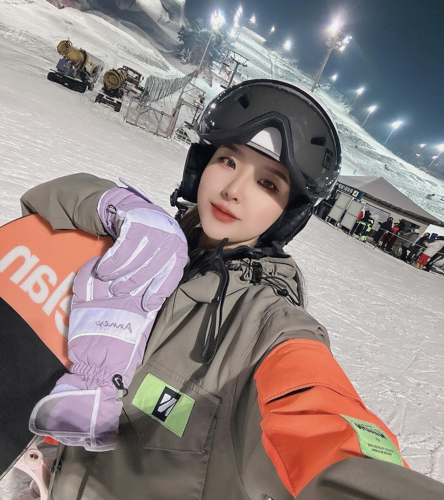 크리스마스 스키장에서 제대루 즐기기🏂
사람도 너무 많지 않고 적당히 있어서 더 좋았댜💗

지산리조트 스키장 가실 분 말씀해주시면 
리프트권 할인이랑 장비 업글 해두릴게용!!!😆