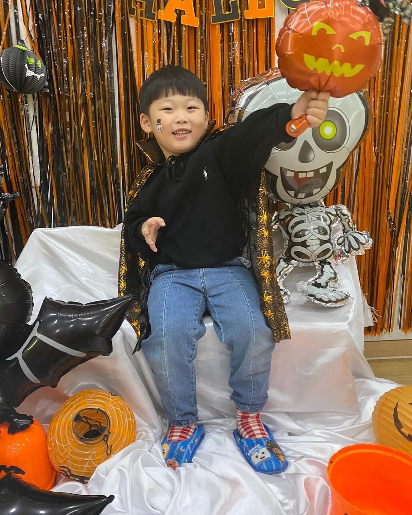 #지난피드

10월 마지막 날
유치원에서 할로윈축제🎃
코스튬은 못하고
망토에 삼지창하나
거미한마리
얼굴에 유령판박이하나
ㅋㅋㅋㅋㅋㅋㅋㅋㅋㅋㅋㅋㅋㅋ

해피할로윈을 외치는
깨발랄 우리지니🥰