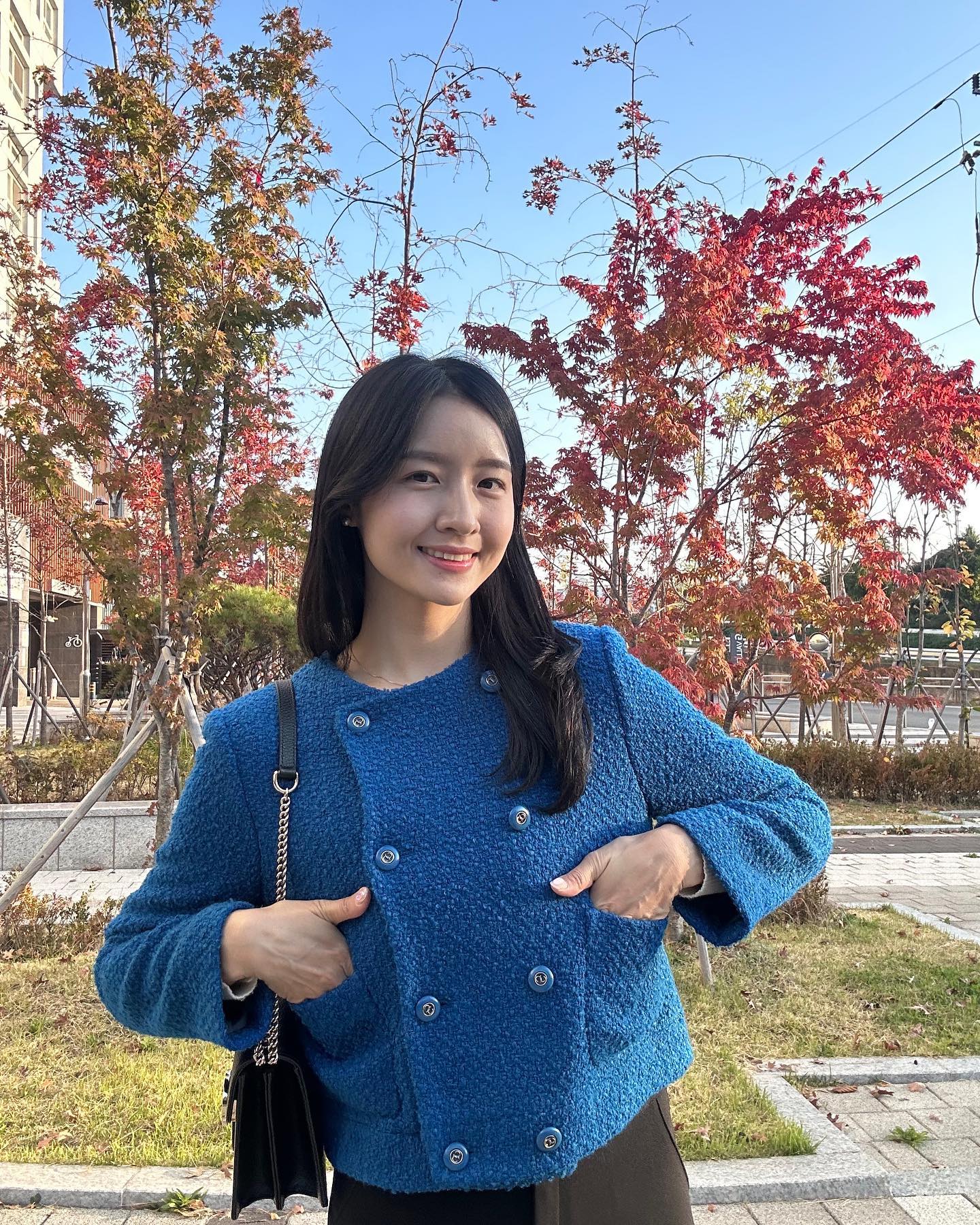 #협찬 #인스타의무없음 
kenneth_lady 

가을날씨에 찰떡인 케네스레이디
트위드 자켓🩵
컬러가 또렷해서 그런지 이미지도 또렷해진
느낌이랄까~🤭
슬랙스에 자켓만 입어줘도 페미닌한 분위기가 뿜뿜🫣

데이트룩, 하객룩 찾으시는 분들에게
케네스레이디 트위드자켓 추천‼️

#케네스레이디 #트위드자켓 #바이린샵 #캐주얼룩 #가을코디 #노카라자켓 #여자자켓코디