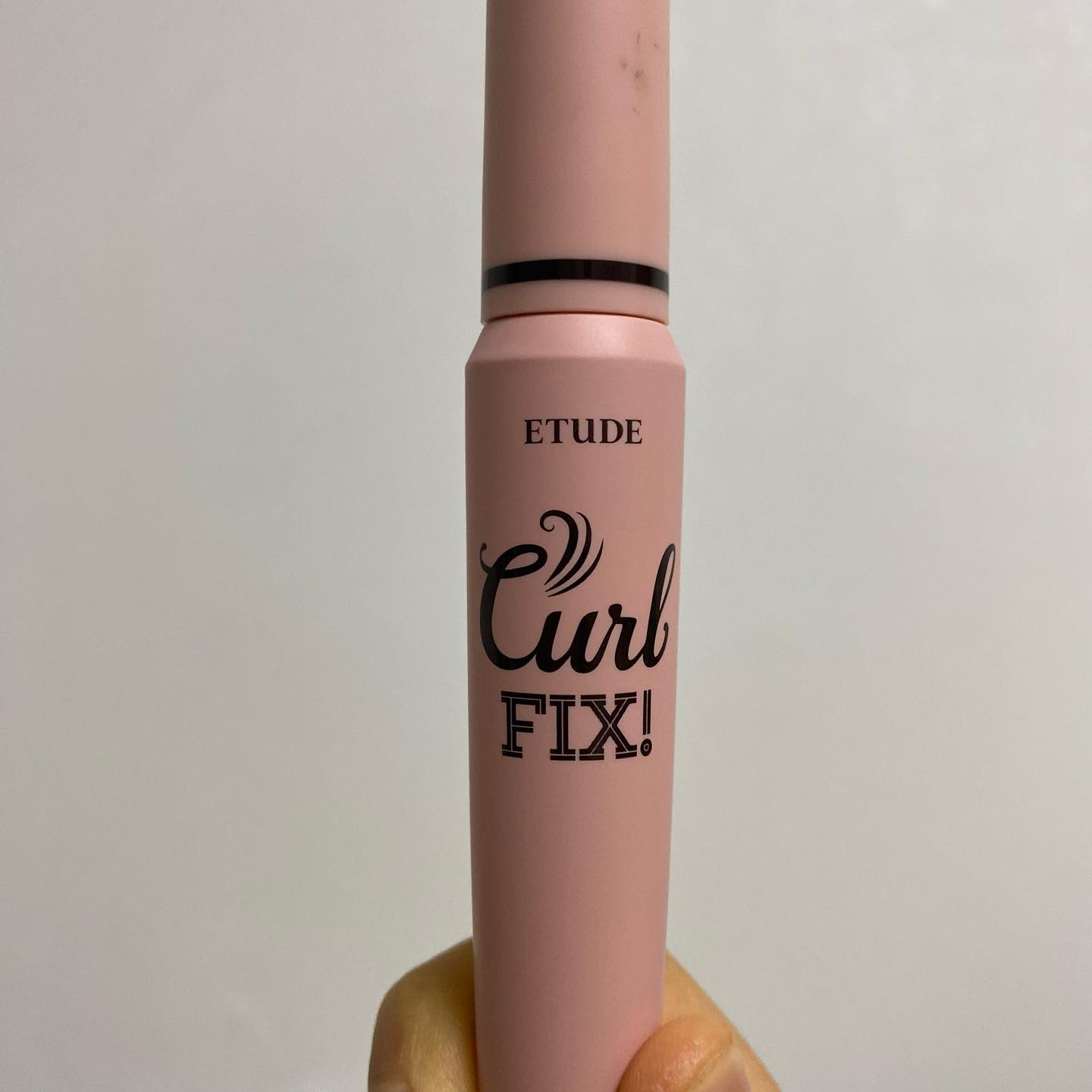 💄에뛰드 컬픽스 마스카라👀

전에 쓰던 마스카라 제품이 
마스카라 픽서를 하지 않으면 
계속 축처지고 뭉쳐서 새로 사본 제품이에요 😊 

에뛰드 컬픽스 마스카라 뭉침 적다해서 사보았어요 
사은품인 마스카라 전용 리무버도 엄청 잘 지워져서 만족중입니다
화장솜에 리무버를 묻히고 눈에 올려둔뒤 잠시 기다렸다 슥 닦아내면 깔끔하게 지워진답니다😆💛

.ᐟ 실제로도 뭉침이 거의 없다시피 적고 한올한올 잘 발려요

.ᐟ 싼 가격에 가성비 갑!!

.ᐟ 저는 검정을 선택했는데 자연스러운 색상에 데일리로 제격이예요 ☺️

#에뛰드마스카라 #마스카라 #에뛰드컬픽스마스카라