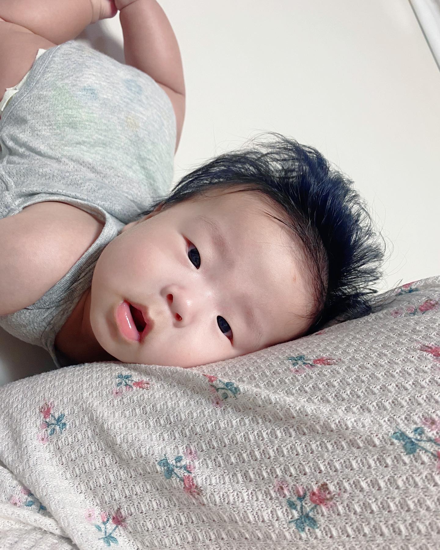 엄마 껌딱지🤣
.
.
.
.
.
#도치맘 #이뻐죽겠네 #사랑스러워