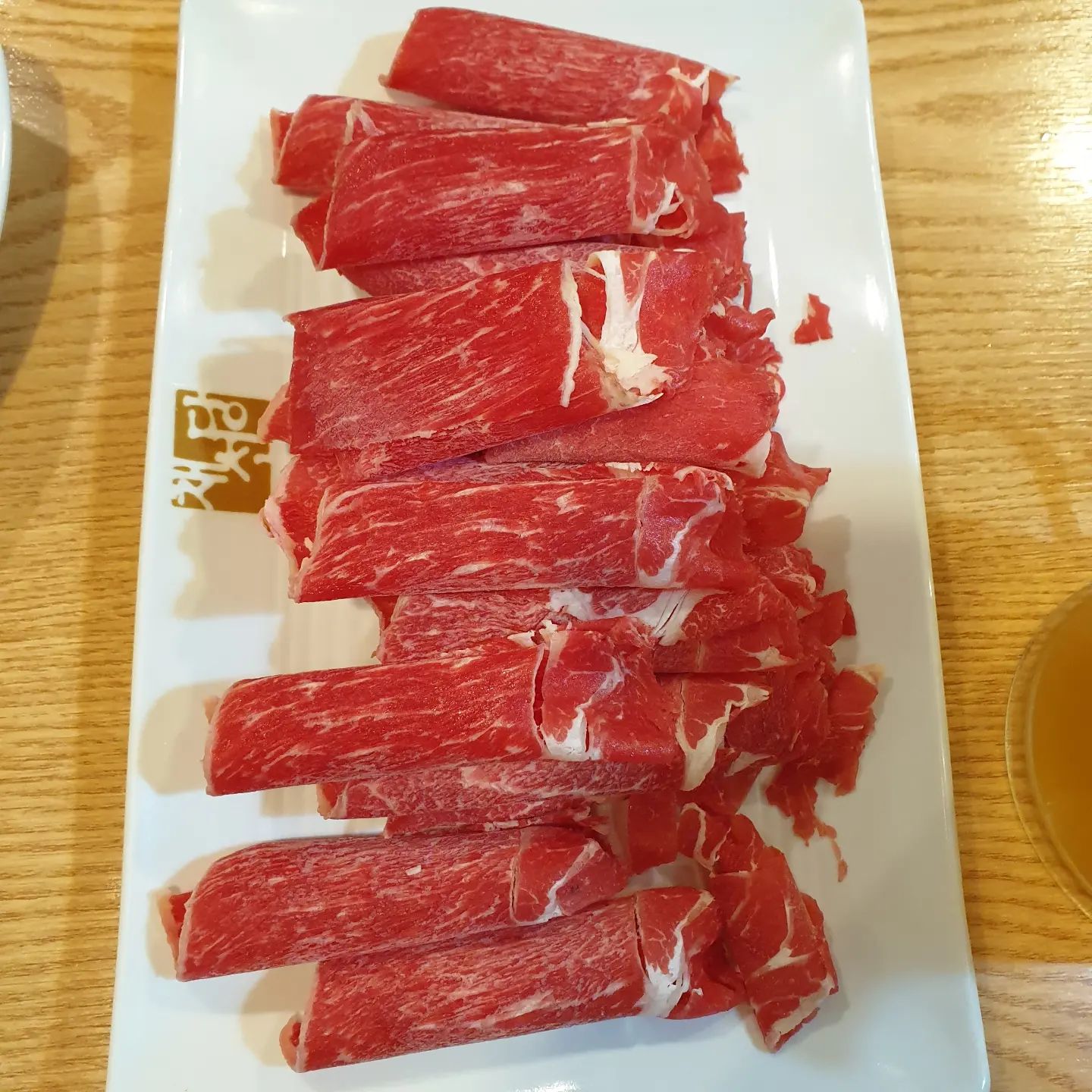 채선당에서 소고기 사브샤브 먹었어요! 소고기 양이 적어서 2인분 추가했는데, 채소는 무한리필이라 건강한 채소들로 배 채웠네요^^ 죽이라 칼국수까지 먹으면 배불 배불~ㅋㅋ
#채선당 #채선당서현점 #소고기샤브샤브 #샤브샤브 #무한리필 #배불배불