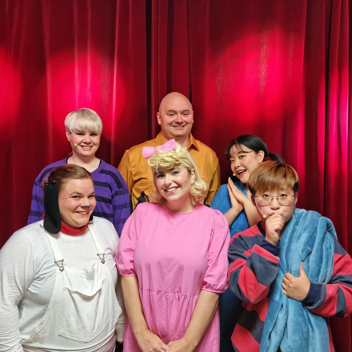 🎭
I feel so proud of myself finishing my very first musical which was even in English.

Thanks to the amazing casts and crews who had great patience & supported me. I was definitely a slow learner, took 10 times longer to understand and memorize all the lines, but I made it! We made it!

When I first started to learn acting, one coach asked people “What kind of actor do you want to be?” 
I said “An actor who can deliver a good message to the audience” and others answered “A famous one, A memorable actor, High-grossing actor”. Then I asked myself if I was thinking wrong, but I wasnt. After this show, people walked up to me and said “Your Lucy made me remind of my childhood”. It was sooooo precious!!
I’ll keep doing this!

태어나서 처음 해보는 뮤지컬을 영어로 완수해낸 나 기특하다
부족한 나를 계속 격려해주고 끌어준 동료들에게 무한한 감사
영어로 된 2시간짜리 뮤지컬 대사를 이해하는 것도, 외우는 것도 10배 정도 시간이 더 걸렸지만 해냈다.

처음 연기를 공부하기 시작할 때, 어떤 배우가 되고 싶냐는 한 선생님의 물음에 ‘사람들에게 좋은 메세지를 전달하는 배우요’ 라 답한 적이 있다. 다른 배우들은 기억에 남는 배우, 믿고 보는 배우, 유명한 배우 등 배우 자체의 캐릭터를 먼저 말하는 것을 보고는 내 접근법이 잘못됐나? 생각한 적 있는데, 아니었다. 

나에 대한 칭찬보다 이 작품을 보고 나서 자기의 옛 추억을 상기하게 되었다는 관객의 말과, 자기도 모르게 울컥하고 힐링되었다는 말들이 더 기쁘고 소중했다. 물론 내 칭찬도 좋다. 푸하하. 

보러 와준 내 칭구들 너무 사랑하고 고맙습니다🙇🏻‍♀️🙇🏻‍♀️🙇🏻‍♀️
tazzinher one_2_3_pyo eunbly_129 chris_oswin10 014h_ 

스페샬 땡스 투 selaug7th 

여튼 끝! 또 할랭