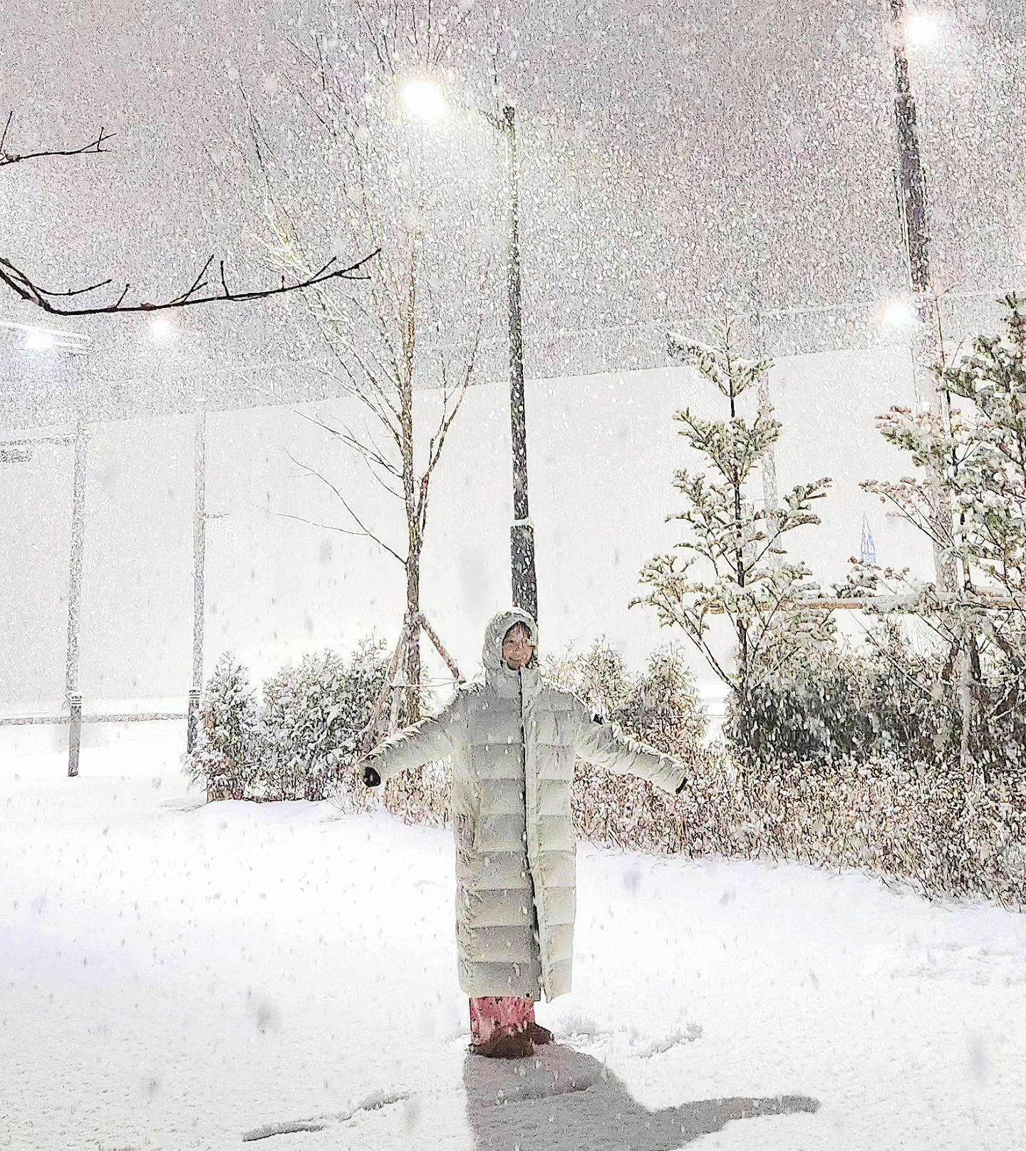 White Christmas☃️

눈이 진짜 많이 왔어요!!
눈이 마치 우주에서 쏟아져내리는 별들 같아서
한참을 멍하니 눈맞으며 보았네요
정말 몇년만에 화이트 크리스마스인지💓

신나서 눈사람도 만들어 봤는데
저 평생 눈을 굴리면서 만들어본 건 처음인 것 같아요
우리가 만들어서 그런지 너므 귀여워 보임

눈굴리기도 한참했더니 운동이 됐나봐요
왜인진 모르겠는데 복근이 느므 땡김ㅋㅋㅋ

놀러 다녀도 왔지만
집에서 좋은 사람들과 맛있는 음식 먹으며
푹 쉬면서 보낸게 더 기억에 남네요

크리스마스 다들 뭐하고 보내셨나요?! 🎄