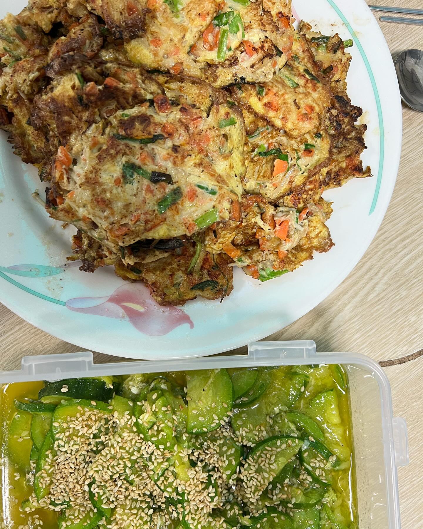 추운 날씨 간단하게 해 먹는 참치팽이버섯 ! 재료는 팽이버섯2개,참치 한캔 ,당근,부추조금,계란6개 입니다. 팽이버섯,부추 쏭쏭쏭 2cm가량으로 썰어주고 당근은 다진다음 기름뺀 참치와 계란6개 섞어주면 반죽 완성! 소금으로 간 하면 됩니다😊반죽, 밥숟가락으로 한수저씩 떠서 후라이팬에 기름 두르면 완성!! 정말 쉽고 간단하지만 맛있습니다. #참치계란전#참치팽이버섯전#간단요리#맛스타그램#맛그램#요리#요리레시피#레시피#간단음식