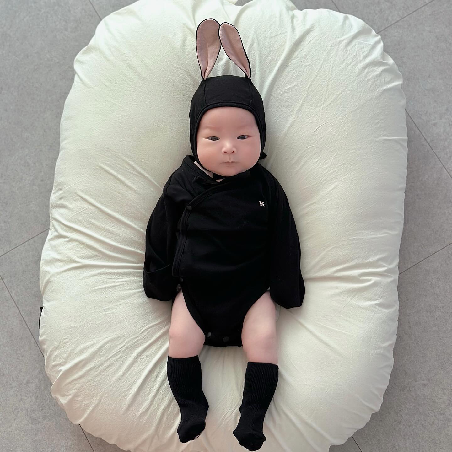 용맹한 깜장 토끼에요 🖤🐰

#생후36일 #아들맘 #아기스타그램 #육아그램 #역방쿠 #babyinsta #babyphotography