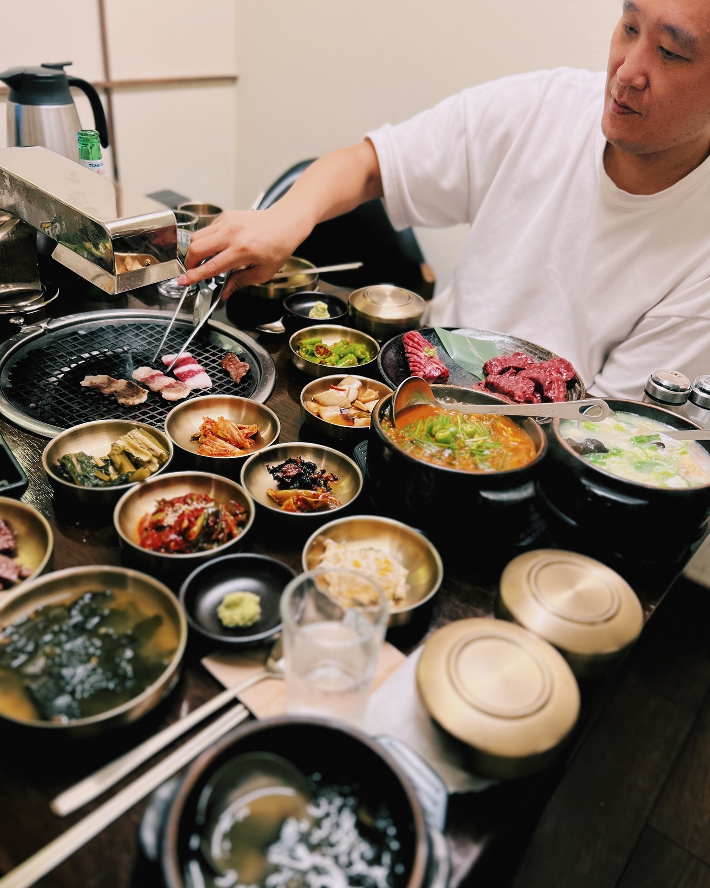 CIA출신 실력있는 솊이 만든 고깃집은 역시 한끗이 다르달까! 남편이 엄청 입이 마르도록 칭찬했던 후배분께서 하는 곳이라 인사차 들렸는데, 너무 맛있어서 홀린 듯이 먹고는.. 얼마나 맛있게 싹싹 긁어먹었으면 갈 때 반찬들까지 싸주셨다며…🫣 살짝 부끄러웠지만 부끄러움은 잠시일 뿐, 오늘 아침에도 반찬 꺼내 먹으며 행복했어여…ㅋㅋ🤤 

우리의 고기 감별사이자 어린이 미식가 조이진이 고기와 흑미밥, 미역국을 성인 1인분 만큼 먹었다 하면 말 다 한 거 👍

특히 부드러운 한우 모둠구이며 묘한 양념의 토시살. 도톰한 두께의 쫄깃쫄깃한 차돌박이. 고기와, 부추, 고추가 듬뿍 들어간 된 된장찌개. 두툼하고 야들야들한 도가니와 흰 목이버섯&목이버섯이 들어간 진한 도가니탕..🥹 이곳만의 특색이 있으면서도 모두 입에서 살살 녹아요 녹아. 

아이와 애견동반까지 가능한 아주 드물고 귀한 곳. 앞으로 송파구에서 한우 먹을 일 있으면 무조건 여기입니다 기억하셔요🩵 (재방문율과 단골이 압도적인 곳이라 네이버 예약 필수)

seonsuchongarden #선수촌가든 
: 서울 송파구 양재대로72길 5 1층 103호 선수촌가든 올림픽공원본점

#글만보면협찬인줄 #내돈내산 
#오늘의맛집먹어보리아🐷 
#송파구맛집 #오금동맛집