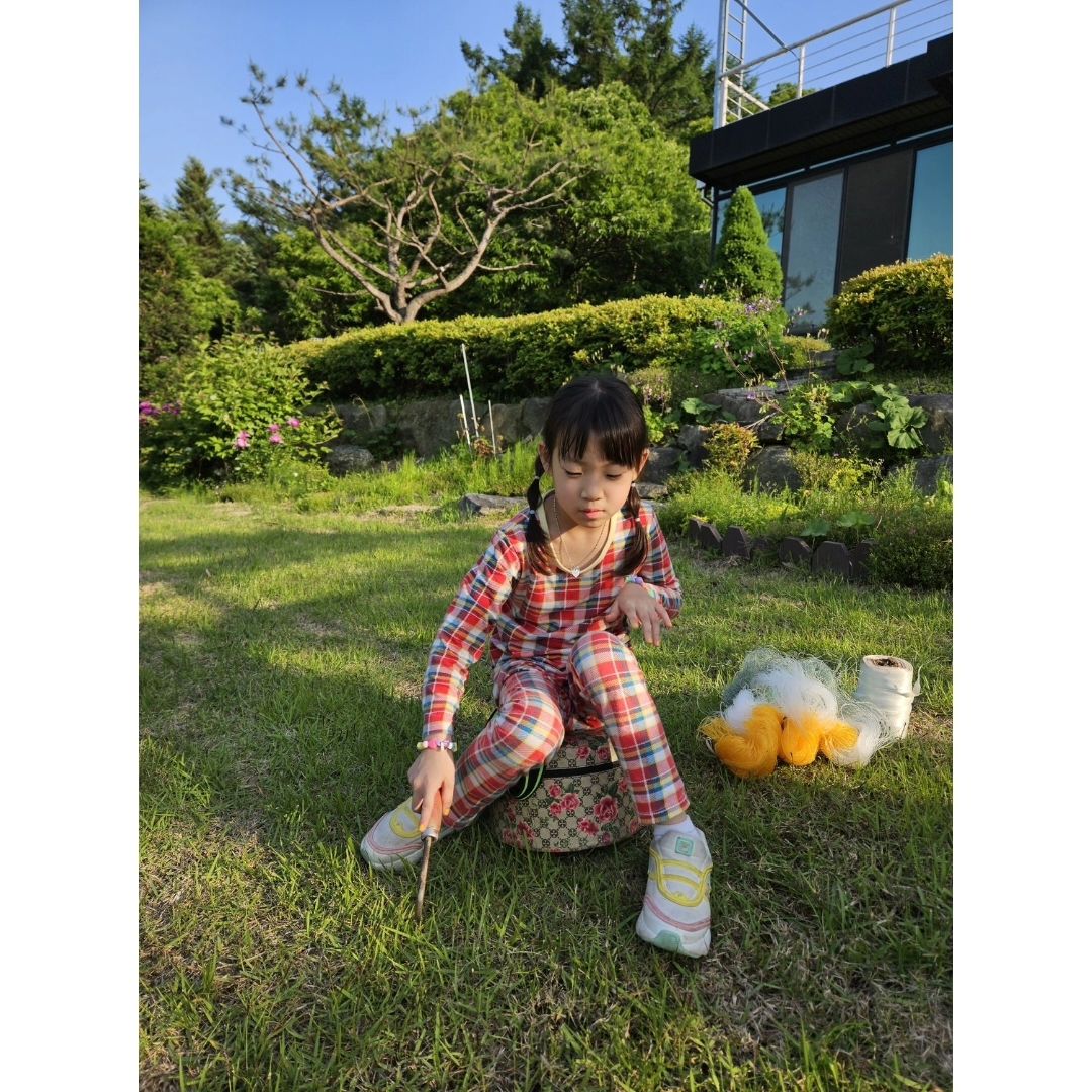 #시댁 🏡

할미 할비집앞이라고 실내복입고 돕는다고 잡초뽑기🤣
#농부 가 ?? 됬다며 신나하는 첫째
농부라니....😂
.
.
.
#오늘아님#잡초뽑기