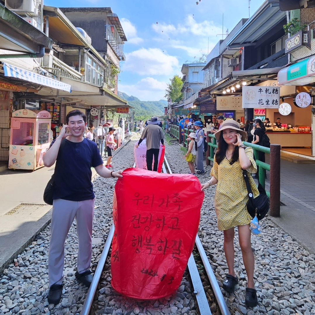 오늘도 비 한방울 안오고 화창한 날씨였던 대만 🇹🇼 
땡볕에선 뜨거웠지만 덕분에 사진은 잘 나온 듯 📸

#2024여름휴가 #3박4일 #여행 #대만 #대만여행 #대만여행3일차 
#여름휴가 #휴가 #휴가스타그램 #여행3일차 #여행중 #해외여행
#예스진지 #예류 #예류지질공원 #여왕머리바위 #땡볕 #기다려서찍음 
#스펀 #대만스펀 #스펀천등 #천등날리기 #지우펀 #지우펀거리 #지우펀야경
#지우펀에서 #저녁식사 #여행마지막밤 #아쉽다 #여행스타그램
