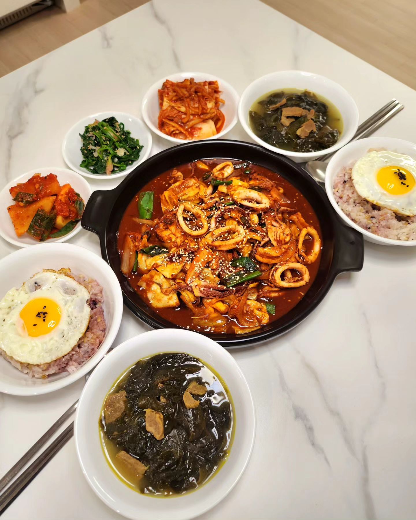 오늘 날씨 정말 봄 같았죠? 🏵🌸🌼🌺
춥찔이는 한겨울에도 딱 이정도로만 추우면
소원이 없겠어요🥲ㅋㅋㅋ

20대때는 겨울만 되면 추운지도 모르고 
스키장에서 살았었는데 🏂
지금은 추우면 옴짝달싹 하기 싫다고요🤣

추우면 어디 가기도 싫고
퇴근하고 바로 집으로 달려와서
밥도 술도 집에서 먹는게 최고인 집순이😭

오늘은 새빨간 양념에 청양고추 팍팍 넣고
아주 매운 #오징어볶음 했어요~

매워서 습하습하🤬 하면서 
밥도 비벼 먹고 마무리로 우동사리 까지
끝장냈자나여🤰ㅋㅋㅋㅋ

뭉근하게 오래 끓인 #미역국 함께
역시 집밥이 최고예요!😂👍
.
.
.
.
.
.
.
#집밥#홈쿡#신혼#신혼밥상#저녁밥상#신혼저녁밥상#홈술#노동주#안주#술상#맛스타그램#쿡스타그램#먹스타그램#가정식#자취요리#선팔맞팔#먹팔환영