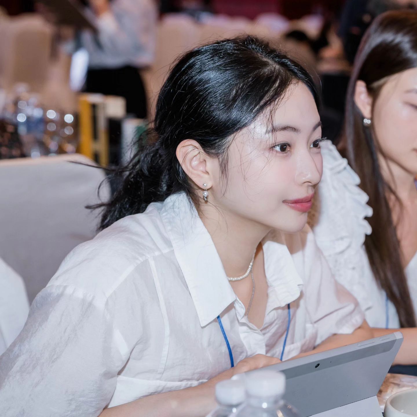 우리 제품이 베트남에서 먹힐까?
지난 7월 제품 출시, 8월 정식 런칭.
출시 2달만에 베트남에 들고가 시장성을
확인한다는 건 아주 섣부르고 호기롭다는걸
잘 알고 떠났어요. 동네방네 우리 아이를
자랑하듯 우리 제품이 얼마나 잘났고,
또 #녹용 이라는 놀라운 원료가 #베트남 에서
얼마나 가능성과 상품성을 가지고 있는지
눈으로 직접 확인하고 싶었어요.
(조금만 답답해도 바로 전화거는 성격😂)
/
반응은 뜨거웠어요!
한국과 유사한 민족성을 지니고 있는 국가여서
그런지, 오토바이를 주요 교통수단으로
이용하고 고령화사회가 급격하게 진행되고
있는 특성때문인지 #관절건강 에 
높은 관심을 보였고 의약품을 취급,
유통하는 업체와 #MOU 를 맺고 왔어요.
/
해당 업체 외에도 많은 바이어가 관심을 보여
한국에 귀국한 이후에도 지속적으로
컨택하며 향후 프로세스를 논의하고 있어요.
/
신기했어요.
그리고 우리 브랜드와 제품이 가지고 있는
아이덴티티가 현재 제 삶에 스며들어가고 있어요
무한한 가능성과 잠재력, 확장성.
이 또한 우리 고객님들 라이프에도
전달해주고 싶은 힘이 생겨요.
/
아직은 작은 브랜드라 겸업을 하며
주중과 10-7은 좁은 사무실에서 그 외
시간에는 촬영을 하며 제 생활을 유지하고 있어요. 당연히 피곤하고 지칩니다.
사서 고생이라는 말도 맞아요.
제품 개발하느라 홍보하느라 기획하느라
시간과 돈을 아낌없이 쓰고 있습니다.
/
그런데요! 기대가 됩니다. 매일 할 일이 마구마구 생기고 오늘과 내일이 새로워요! 제가 꿈꾸는 미래에 든든히 지켜주는 동업자가 있다는 사실에도 세상 큰 힘이 되고요. 주절주절 글을 늘어놓는 성격은 아니지만 제 작은 세상을 아둥바둥 키워나가는 소식을 종종 공유해드리고 싶어요🤍 
(계속 공유할 힘을 주세요. 댓글과 좋아요는 사랑입니다🫶)