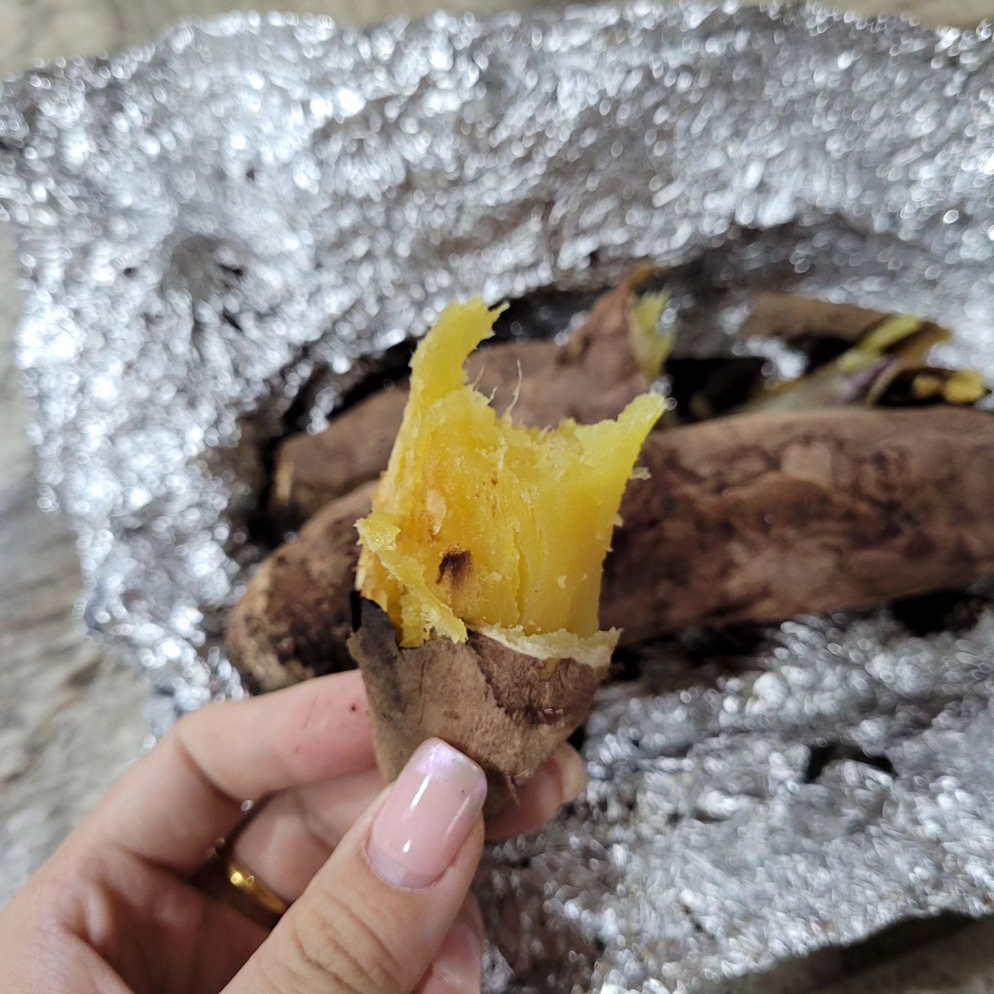 난로에서 갓 구운 군고구마 🤤

#군고구마