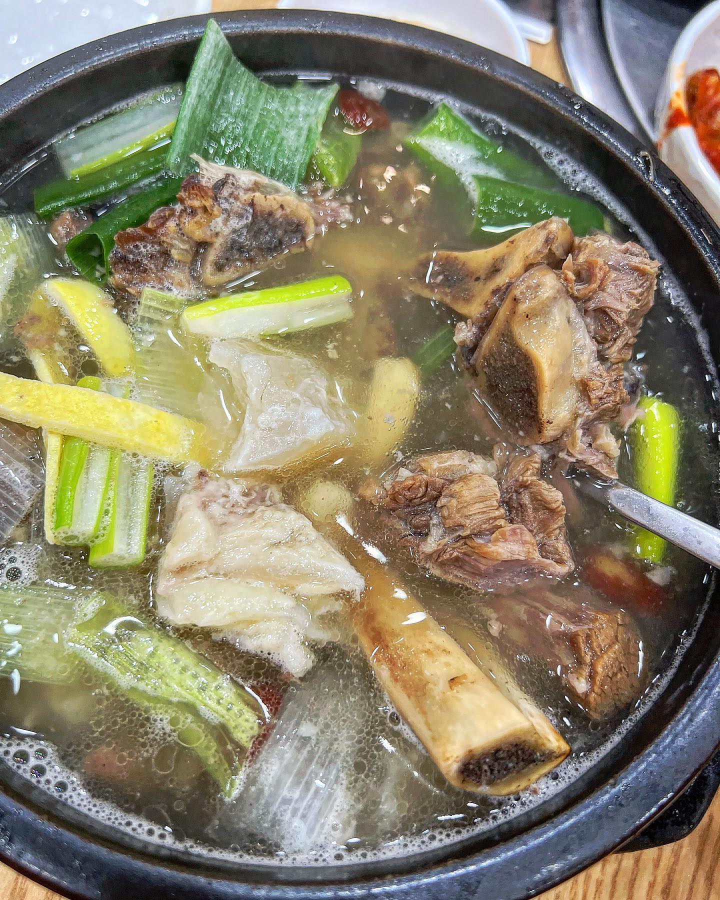 아기 삐요의 이유식 시작으로 제 멘탈은 탈탈탈..!
하루에 두끼씩 만들어 먹이고 있는데 
잘게 썰고 빻고 볶고 기절🫠

아침부터 기력 보충이 시급해 죽기살기로 먹고 있어요
그중 저의 최애인 종가집!24시라서 너무 좋구요..🥹

여기서는 무조건 도가니 갈비탕 드셔야해요
그냥 갈비탕 아니고 도가니갈비탕이요..❤️‍🔥❤️‍🔥
이거 한그릇이면 기운 뿜뿜!!!!!

예전보다 양이 줄고 간도 심심해져서
소금으로 간을 다시 해야하는 수고스러움이 있지만
그래도 여기만한 곳은 없다고 봅니다

💿종가집

전북 익산시 동서로 477(24시간 영업)

다 먹고 앞에 중앙체육공원 한바퀴 도는게 제 코스에요🏃🏻‍♀️