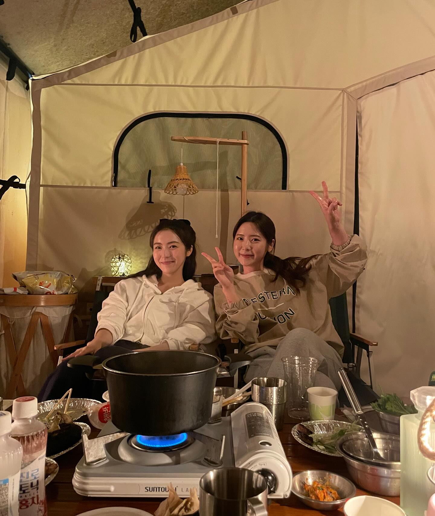 우리가 벌써 20대 끝자락을 바라보다니 ~~ 
한 번 더 웃고 사랑하고 감사하면서 건강하게 ! 
행복만 하자🤍🤍🤍🤍 잘가라 이공이삼