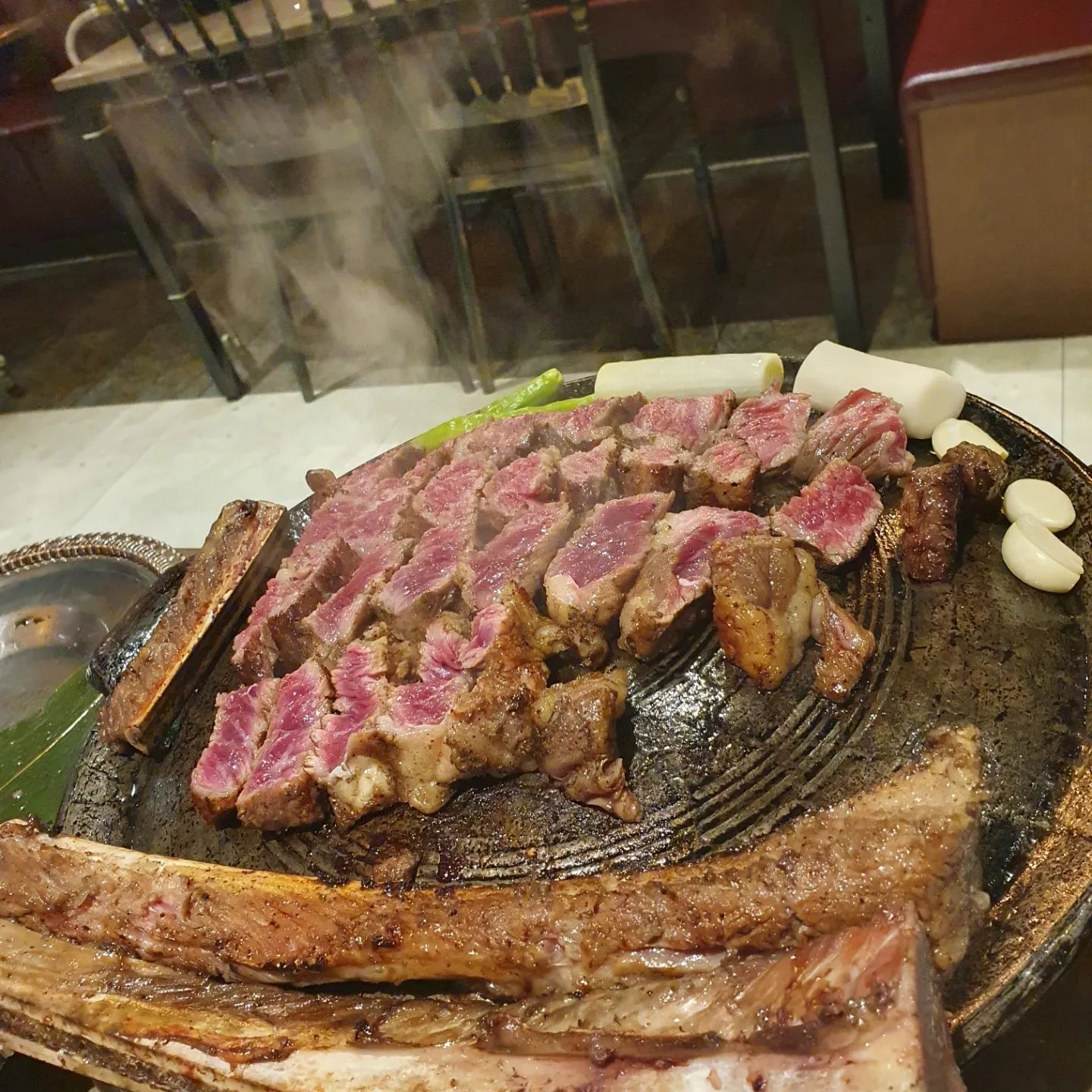 일주일도 안 되어 또 찾아온 육향 
스테이크식 우대 갈비 🥩🍖
3명이 우대갈비 5인분+볶음밥 2인분 clear
양념보다 생갈비가 맛이 깔끔하다 
고기는 다 구워주고 이후 뼈에 붙은 고기도 잘게 잘라준다 
뼈에 붙은 부위가 오돌뼈처럼 쫄깃하다

달걀 지단을 피자처럼 만들어 볶음밥 피자로 만들어주심 
볶음밥 가성비 맛 모두 훌륭한다는 평가

배 불러 숨쉬기 곤란
당분간 고기 안 먹어도 될 만큼 후회없이 잘 먹었다

#울산고기맛집 #우대갈비 #갈비맛집 #육향 #삼산맛집 #삼산동맛집