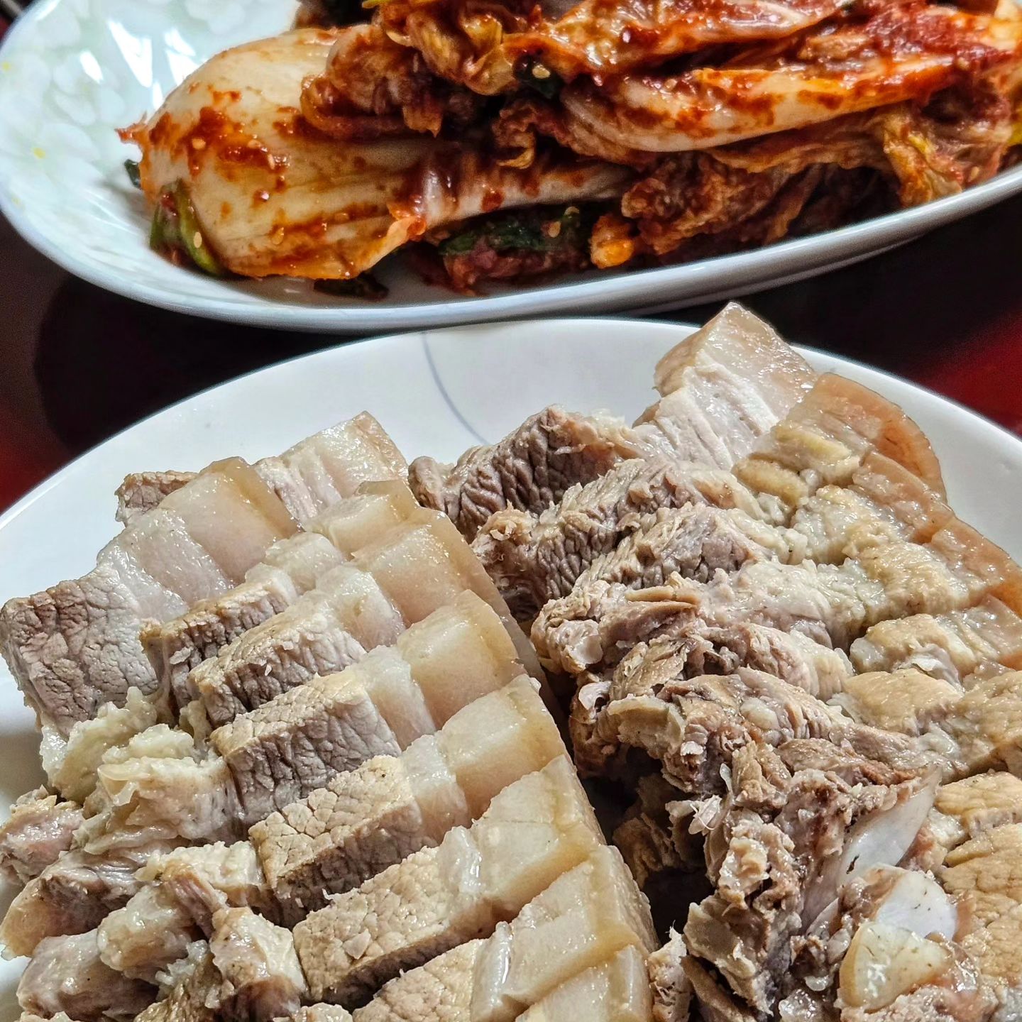 #2023년 #우리집김장

이모네 집에 김장하러 다들 모였다 😆
우리 조카는 언제 커서 같이 김장하구 감격스럽다 ㅎㅎㅎ

다같이 근황얘기 하면서 김장하고
막담근 김치랑 함께 먹는 이모표 수육까지 완벽 🩷

#김치#겉절이#수육#김장 #2023김장 #kimchi #집밥 #집밥스타그램