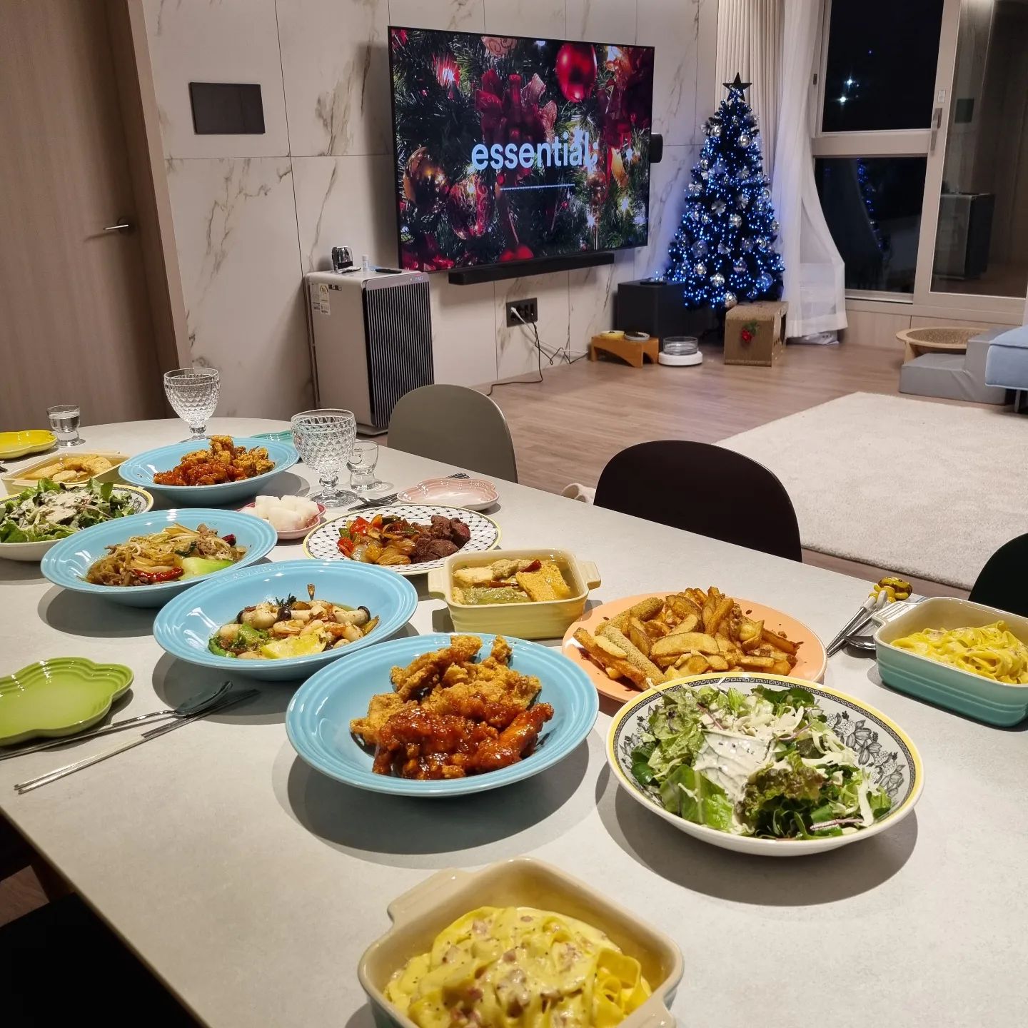 크리스마스홈파티🥳🎅🧑‍🎄

의왕아울렛에 레고사러 갔다와서
급하게 뚝딱

진수가 성찬이되게 
한상 거하게 차려준 언니
고마워:)

이제 먹자! 

#크리스마스홈파티
#메리크리스마스🎄
#비싼접시
#밀키트는사랑입니다