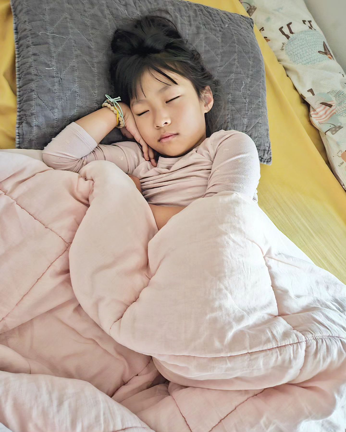 얼마전 우리집에 놀러온 동생 서우랑 여러가지 훈련을 해서 피곤했던 8살 누나ㅋㅋ

#내딸안낳았음어쩔뻔 
#코미디딸
#잘때는천사다