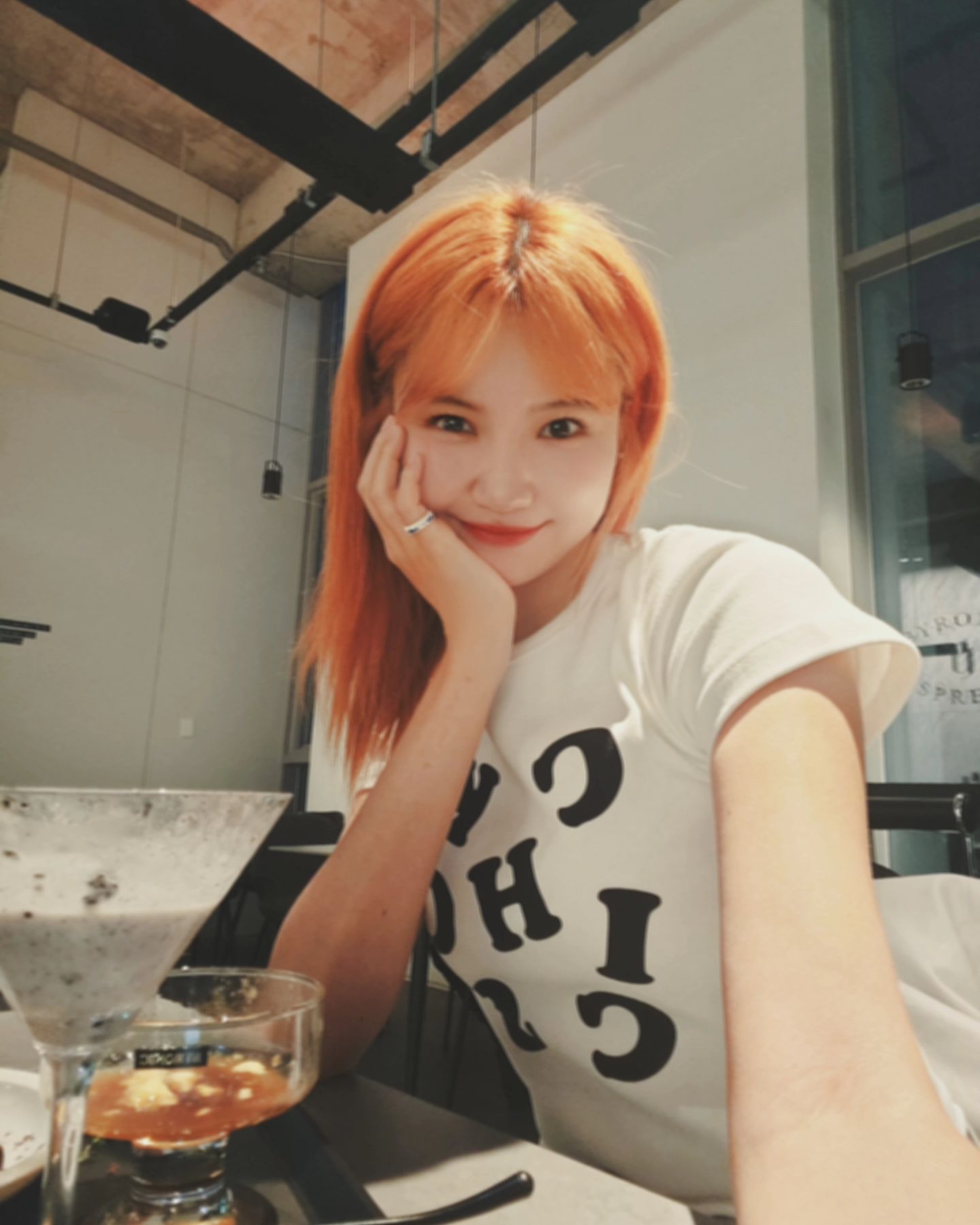 사진 잘나오는법 턱 괴고 손으로 볼을 살짝 감싼다 ✌️