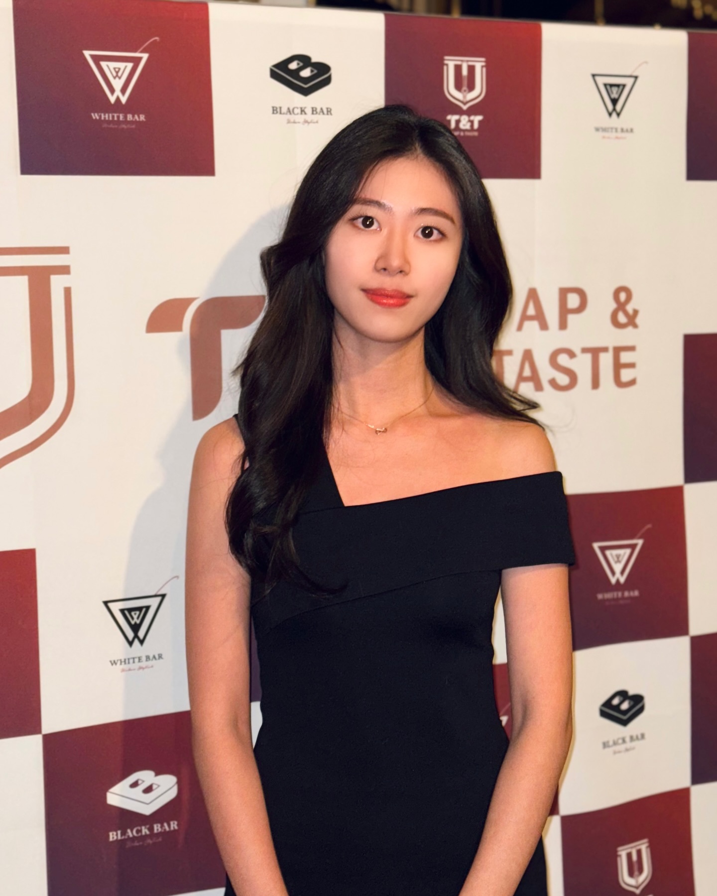 #초대 받아다녀온 #화이트바 T&T 런칭파티🍾

청담에 위치한 진 오마카세 전문 화이트바에서
탭앤테이스트 탭칵테일 런칭 파티가 저번주 토요일에 열렸어요.

9천원대부터 시작하는 진토닉 탭칵테일부터
에스프레소 마티니까지 다양한 종류를 저렴한 가격에 주문이 가능했어요.

저는 총4잔을 마셔봤는데 탭칵테일이라고해서 맛이 떨어지지않고
칵테일의 맛을 잘 살려서 놀랐어요🫢

화이트바는 개인적으로도 다른날 방문했었는데,
분위기도 좋아 연말 데이트하기 좋더라구요 :)

#청담칵테일 #청담칵테일바 #탭앤테이스트 #t&t #연말파티
#연말파티드레스 #강남파티 #청담술집 #청담술집추천