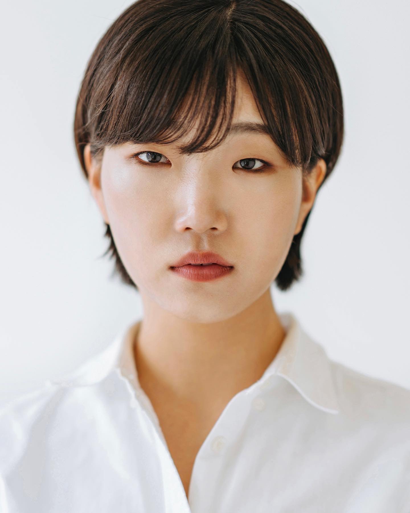 일기와 편지가 섞인 4월 프로필

흐름을 믿었던 4월이었다. 일이 없다며 투덜댔던 연초가 지나자, 자잘한 일들이 쏟아졌다. 놀면 노는대로, 일하면 일하는대로 걱정이 많아져서 밤이 되면 이 또한 지나가리라. 성경같은 구절을 되새겼다. 좋으나 싫으나 어쨌든 시간은 흐르게 되어 있으므로.

어제는 영화 비평 수업을 했다. 주요 키워드를 이야기하는데 “허무가 정확히 뭐냐”는 질문이 들어왔다. “무언가 부질없다고 느껴본 적 없어요?” “없어요.” 허무를 모르겠다며 멋쩍게 웃는 모습에 나도 같이 멋쩍은 웃음을 지었다. 수업이 끝난 후 집에 갈 채비를 하는 내게 멋쩍은 웃음을 짓던 학생은 다가와 ‘스파이더맨’을 봤냐고 물었다. 어떤 영화를 좋아하는지 이야기하며 예고편까지 보여주는 눈이 빛나서 “꼭 한번 보겠다”고 답했다.

영화, 글, 커피, 하찮은 캐릭터 스티커와 엽서, 휘적 휘적거리는 움직임, 속삭이듯 부르는 노래, 맥락없는 대화. 어느 순간부터 내가 좋아하는 것들에 ‘정말 좋아하는 게 맞았나?’라는 의문이 붙었다. 다채롭게 보고 발랄하게 살고싶다던 말은… 내가 그런 말을 했다고? 내가?

모처럼 늦잠을 푹 자고 일어나니 아침부터 프로필 사진이 왔다. 4월 초 함께 했던 작업인데, 지금의 내 모습이 참 잘 담겨있다. 사진 속 고집스럽게 다문 입이 정신 붙들어매라고 말하는 듯 해 나는 또 잔소리냐며 눈을 비비고 일어났다. 잊을만 하면 되새기게 하고, 빠질만 하면 구원해주는 존재들. 나의 신은 그래서 참 짖궂다.

오늘은 날이 좋으니 간만에 짬을 내 집 근처 카페로 나가봐야지. 좋으나 싫으나 어쨌든 시간은 흐르게 되어 있으므로.

📝 제 모습을 잘 담아주신 siisso_ 작가님께 정말 많이 감사드립니다. 그냥 보기 좋은 사진이 아니라 ‘배우’로서 어떤 프로필 사진이 좋을지 함께 고민해주시는 모습에 감동받았어요. ‘함께’하는 작업이라는 느낌을 오랜만에 가졌고, 귀하게 여겨주신 덕분에 사진 속 제 모습이 더 좋게 느껴집니다. 배려있되 본인의 감각을 잃지 않는 주관도 좋았고요! 간만에 기분좋은 사진 작업이었습니다. “제 사진으로 일이 더 많이 들어오셨으면 좋겠네요.” 작가님의 응원을 받아 또 한발자국 앞으로 나가볼게요! 늘 응원드립니다. 

#배우프로필 #프로필사진 #배우 #신인개발팀 #무쌍 #숏컷 #스냅사진 #독립영화 #단편영화 #웹드라마 #cf #모델 #광고모델