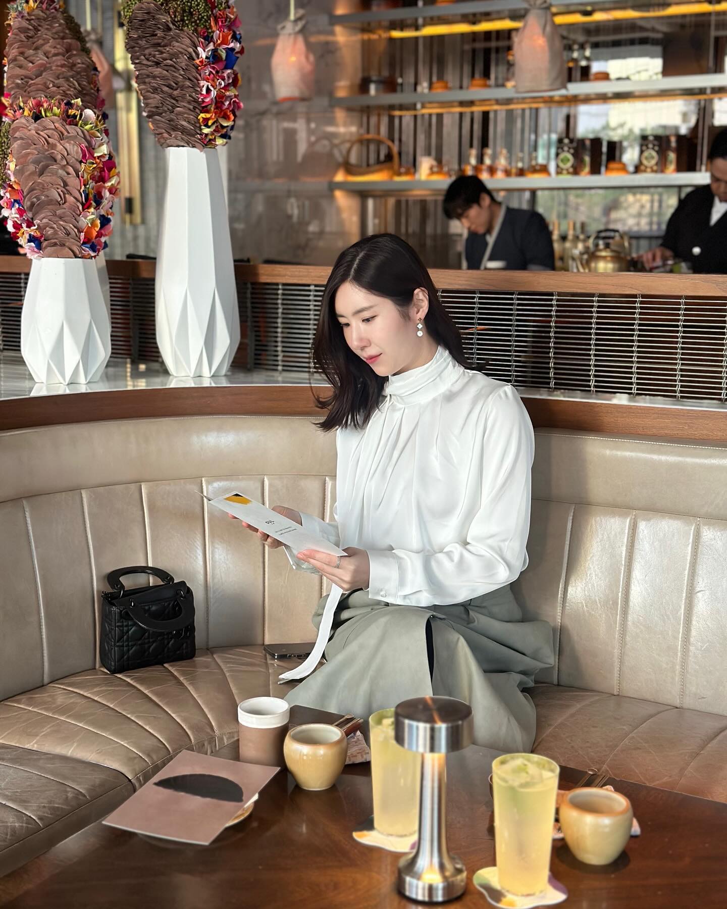3월 로컬 아티장 콜라보레이션을 기념하여
3월8일 단하루 미쉐린 가이드 서울 2024 선정 레스토랑
류니끄의 #류세환쉐프 님과 #강진주아티스트 와 함께
쌀을 사용한 특별한 우리쌀 주제의 5코스와 전통주 페어링을 만나보고왔어요
재료 하나하나 정성으로 준비하신 티가 나는 맛들
전통주와 함께 너무 잘어울리는 코스였어요
토마토 고추장으로 만든 타르타르 너무 입맛에 맴돌았고
제주 오메기쌀 약주에 녹차를 인퓨징한 #제주봄피즈
탄산감있는 막걸리에 귤과 오렌지 꽃의 향을 더한 #쌀75
누릉지와 된장 버터의 풍미까지 느낄수 있었던 #술밥
아란치니로 제탄생한 삼계탕 과 라이퍼 샐러드로 맛을낸 비빔밥까지
완벽한 조화의 음식과 전통주들을 말도안되는 풍성한 메뉴들로 누렸던 하루 👍

#fsseoul #OUL #오울 #포시즌스호텔서울