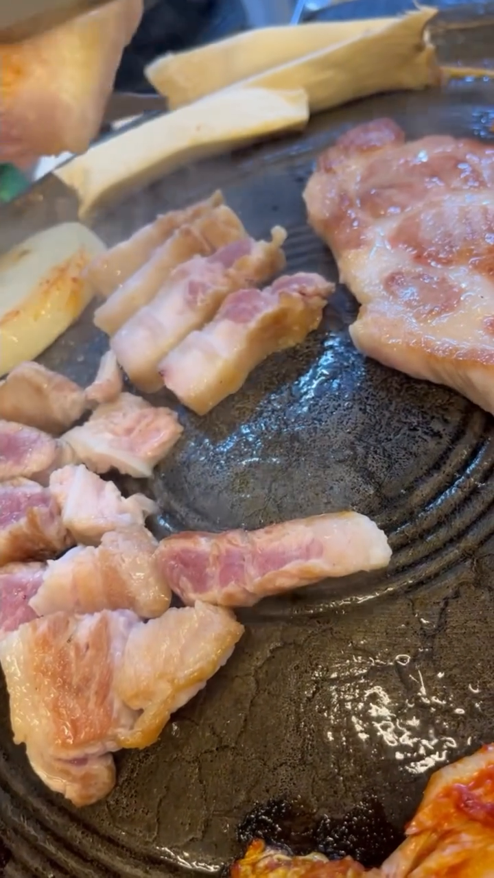 고기밥상은옳다!!
그리고 반주는 더 옳다!!
근데 이집 고기먹고 먹는 비빔밥이
머선일....
너무 맛이쪄😎

식후효소는 진짜 잊지마요
이런분들 특히 꼭 효소 섭취하세요

☑️늘 배가 더부룩하고 화장실 잘못가시는분
☑️야식과폭식 그리고 과음하시는분
☑️과로나 스트레스로 몸이붓고 무거우신분
☑️식사후 소화불량이신분
☑️인스턴트음식과 탄수화물섭취 많으신분
☑️일정하지않고 불규칙한 식습관있으신분