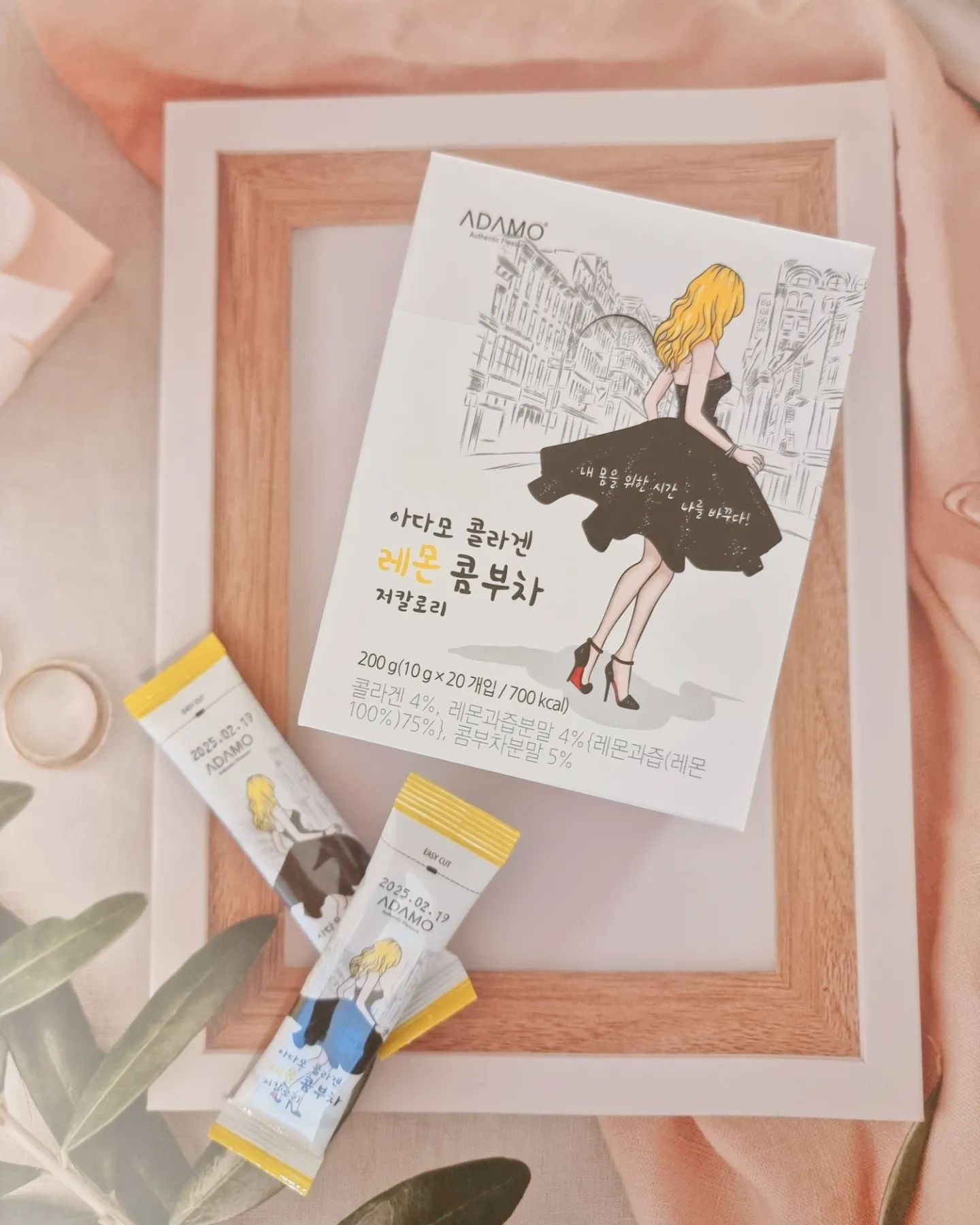 #협찬 #아다모콜라겐레몬콤부차 

✨️콜라겐 레몬 콤부차는 건강하고 맛있고 시원한 음료예요💕

▪️감미가 낮고 체내에 거의 흡수되지 않고 배출되는 저칼로리 에리스리톨을
사용했어요!

▪️저분자피쉬콜라겐 400mg로 분자구조가 작아 빠른 체내흡수가 가능해요!

▪️세계 3대 홍차 스리랑카 우바 지역의 우바홍차분말 300mg의 홍차추출농축액을 사용했어요!

▪️액상콤부차를 분말화하여 콤부차분말 500mg를 주원료로 사용했어요!

▪️12종 혼합유산균을 사용해 유익균 증식을 돕고 유해균을 억제해요!

▪️휴대 간편한 분말스틱 타입으로 휴대가 용이하고 위생적인 개별포장이에요!

✨️평소에 커피를 자주 먹어서 몸 관리를 위해 콤부차를 먹기 시작했는데 맛도 새콤달콤 너무 맛있고 휴대가 좋아서 가지고 다니면서 간편하게 먹을 수 있어 좋아요💕

👀 운동 전후 청량감을 원할때
식단 관리 중 부담없이 맵고 기름진 식사 후 깔끔하게
음료 대신으로 리플레시가 필요할때
커피 대신 상큼하게
속이 답답하고 불편할때 먹기 좋아요🤗

#아다모콜라겐레몬콤부차
#콤부차 #레몬맛콤부차 #콜라겐콤부차 #콤부차추천 #저칼로리콤부차 #저칼로리음료 #콤부차레몬맛 #레몬콤부차 #콤부차콜라겐 #콜라겐 #피쉬콜라겐 #음료 #음료추천