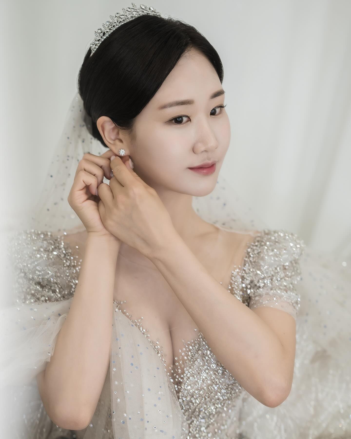 행복했던 날의 기록💍 드레스 다시 봐도 반짝반짝 넘 예쁘ㄷr..
메이크업샵 촬영은 기대 안했는데 맘에 드는 컷들이 잔뜩✨
짱 빠르게 나온 #본식사진 공쥬놀이 완전 체질에 잘 맞음>_<🥳 #웨딩데이 
-
#플래너 sujin.k__w 
#본식스냅 #김태우포토 ktwfoto_official 
#드레스 #셀렉션h selectionh 
#메이크업 #드이희 woojeong_wed 
-
#본식촬영후기 #메이크업샵촬영 #결혼준비 #웨딩기록 #웨딩드레스 #본식 #본식드레스 #셀렉션h본식드레스