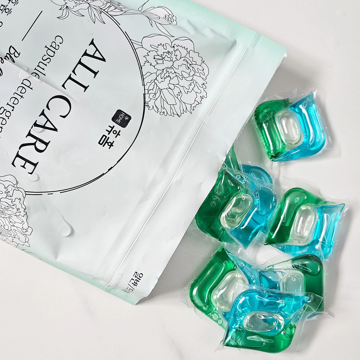 #협찬

빨래는 세탁기와 건조기가 한다 하지만
빨래 넣고 세제 넣고 섬유유연제 넣는건
사람이 하잖아여 
이거 진짜 은근 귀찮다구여 😭
저만 그런거 아니죠? 😅

하나라도 일 줄이기 위해
사용하고 있는 #캡슐세제

세제랑 섬유유연제가
캡슐 하나에 들어있어서
톡 던지고 세탁물 넣고 세탁기 돌리면 끝 🙆‍♀️

향도 좋고 세탁도 잘 되서 넘 좋다구여 ❤️

✔️일반 세제대비 6배 고농축
✔️탁월한 세탁력으로 섬유속 깊은 얼룩. 미세먼지까지 세탁!
✔️실내건조에도 햇빛에 말린듯한 산뜻함
✔️기분 좋은 향긋함
✔️화학물질 테스트 완료! 피부자극 테스트 완료!

#캡슐세탁세제 #세탁기세제 #빨래세제 #실내건조세탁세제 #휴홈 #미세먼지세탁세제