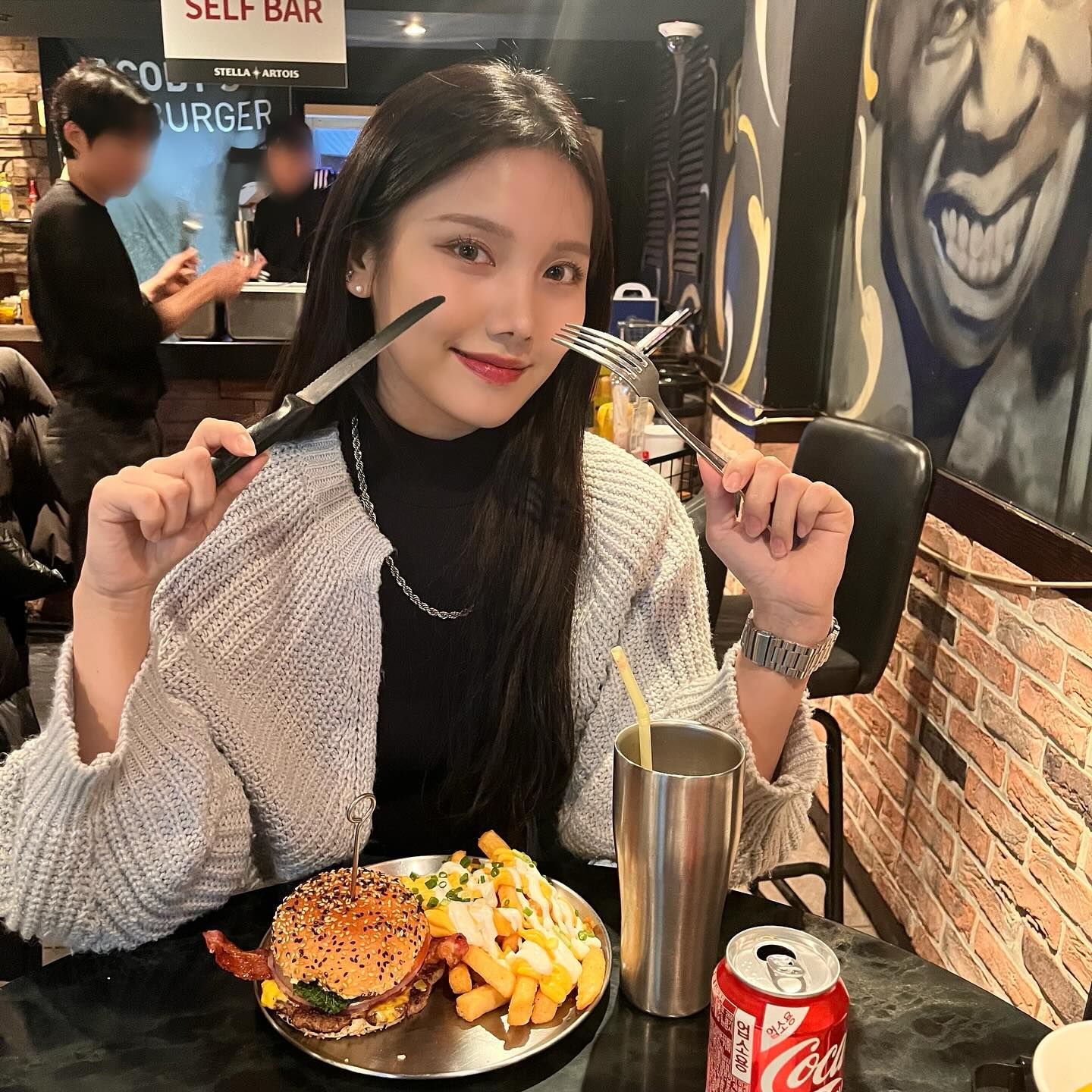 조금은 늦은 새해 인사
분명 며칠 전까지 난 올해 뭘 하며 살았나라는 생각으로 우울하기도 속상하기도 해서 23년 처음부터 갤러리를 전부 봤다.
나 생각보다 열심히 살았구나 많은 일이 있었구나 많이 울고, 웃었구나 불안한 마음이 조금은 사라졌다. 23년 처음 대학로에서 공연도 해보고 좋은 인연도 생겼다. 사람 때문에 많이 힘들었지만 사람 덕분에 위로받고 힘을 얻었던 한 해였고 23년 마지막 사진은 활짝 웃고 있으니 이 정도면 만족할 수 있을거 같아요.
24년에 저는 역시나 꿈도, 하고 싶은 계획도 많지만 올해는 조금 더 구체적으로 생각하고 ‘받는 것에 감사하고 주는것에 아까워하지 않는 사람’으로 한 해를 보내고 싶어요. 잘부탁합니다🫶 
24년 같이 행복해요 우리. 복 많이 받으세요🧧

아 그리고 전 이런 글 쓰는거 민망하고 못쓰는 사람인 줄 알았는데 사실은 좋아하더라구요. 책도 에세이를 좋아하는데 이제야 알았어요. 종종 써보도록 노력해보려구요🫰

#완벽했던코스 #아지트가생겼던하루