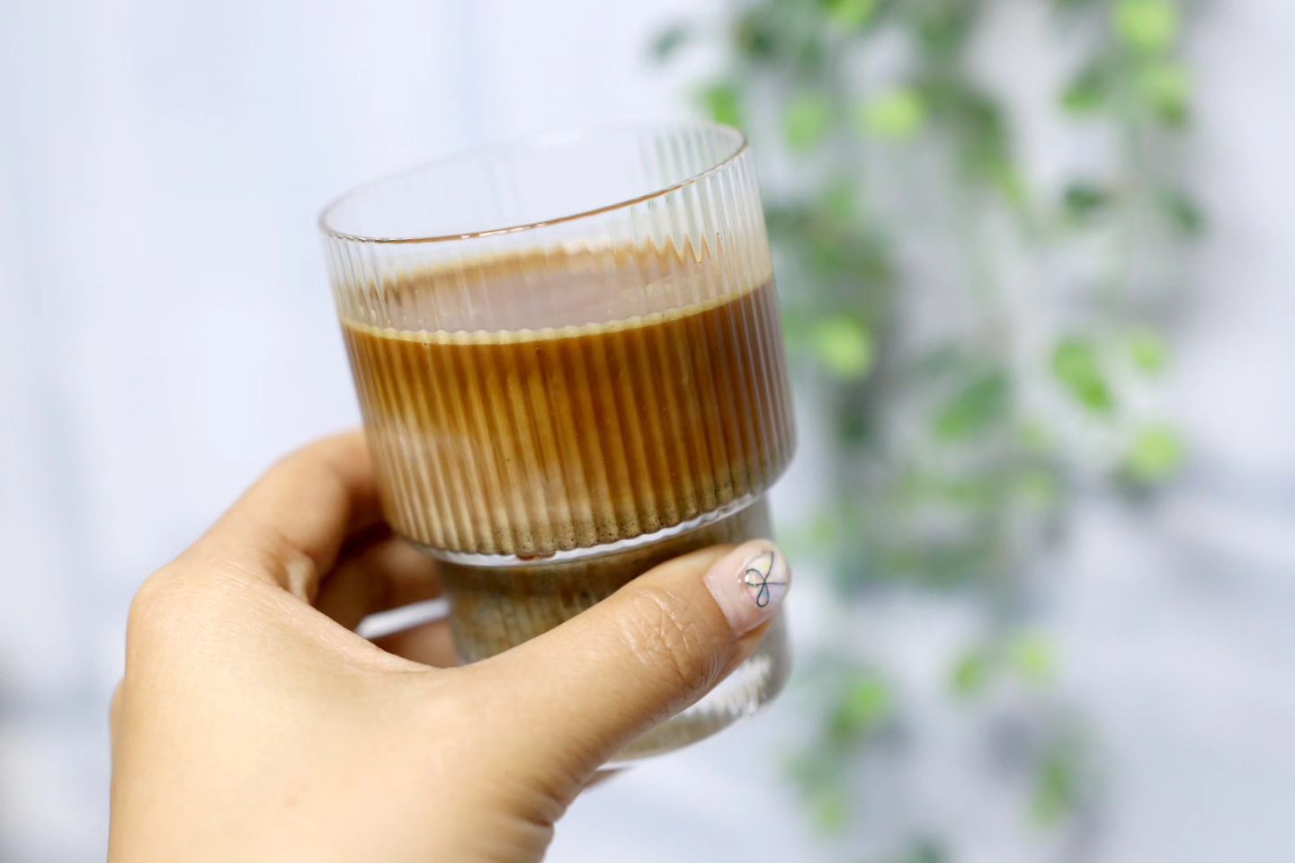 요즘 아침마다 한잔씩 하고 있는 흑임자라떼 ^^
내 맘대로 레시피 이지만 신랑님 서리태흑임자선식 챙기고
나는 남은거에 샷 하나 넣어서 먹으면 카페인도 충전
아침부터 내 배도 충전 딱 좋은거 같으다며 !!
곡물시리얼도 고소하니 괜츈 꼬맹이는 팝콘처럼 주전부리로

🫕 방앗간청년 
☆ 서리태흑임자선식. 쑥미숫가루선식
우유에 태워서 먹으면 맛나고 든든한 한끼가 되네요 
★ 귀리. 현미. 찹쌀 시리얼 <곡물시리얼>
단맛이 적어서 우유에 꿀 넣고 시리얼 말아주면 꼬맹이 아침

#방앗간청년 #귀리시리얼 #현미시리얼 #찹쌀시리얼 
#서리태흑임자 #서리태흑임자선식 #쑥미숫가루
#흑임자라떼 #우유 #아침대용 #간편식 #아침선식