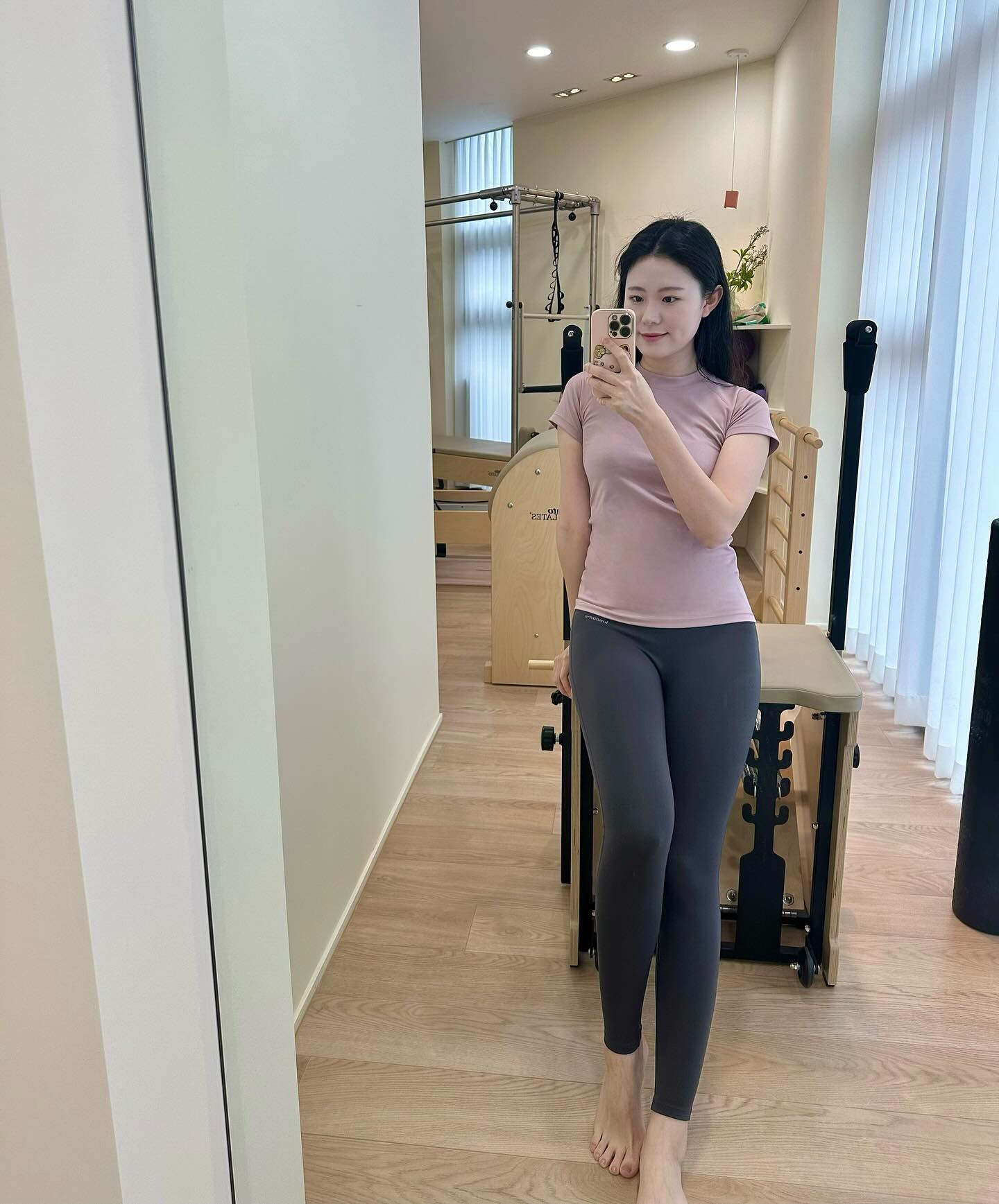 #협찬 뮤토 필라테스에서 1:1 수업을 듣고 왔어요🎵
오랜만에 하는 운동이라 몸이 잘 풀리지 않았는데 선생님께서 차근차근 동작을 알려주셔서 편하게 수업 받았어요!
집에서 할 수 있는 동작들 위주로 알려주셔서 도움이 많이 됐어요~~~
마지막엔 뭉친 부분들 마사지로 풀어주셔서 개운하게 마무리했습니다!
꾸준히 수업받고 싶을정도로 만족스러웠어요!👍🏻

#필라테스 #평촌 #평촌역필라테스 #평촌필라테스 #뮤토필라테스 #오운완 #운동하는여자 #요가복 #평촌 #범계필라테스 #관양동필라테스