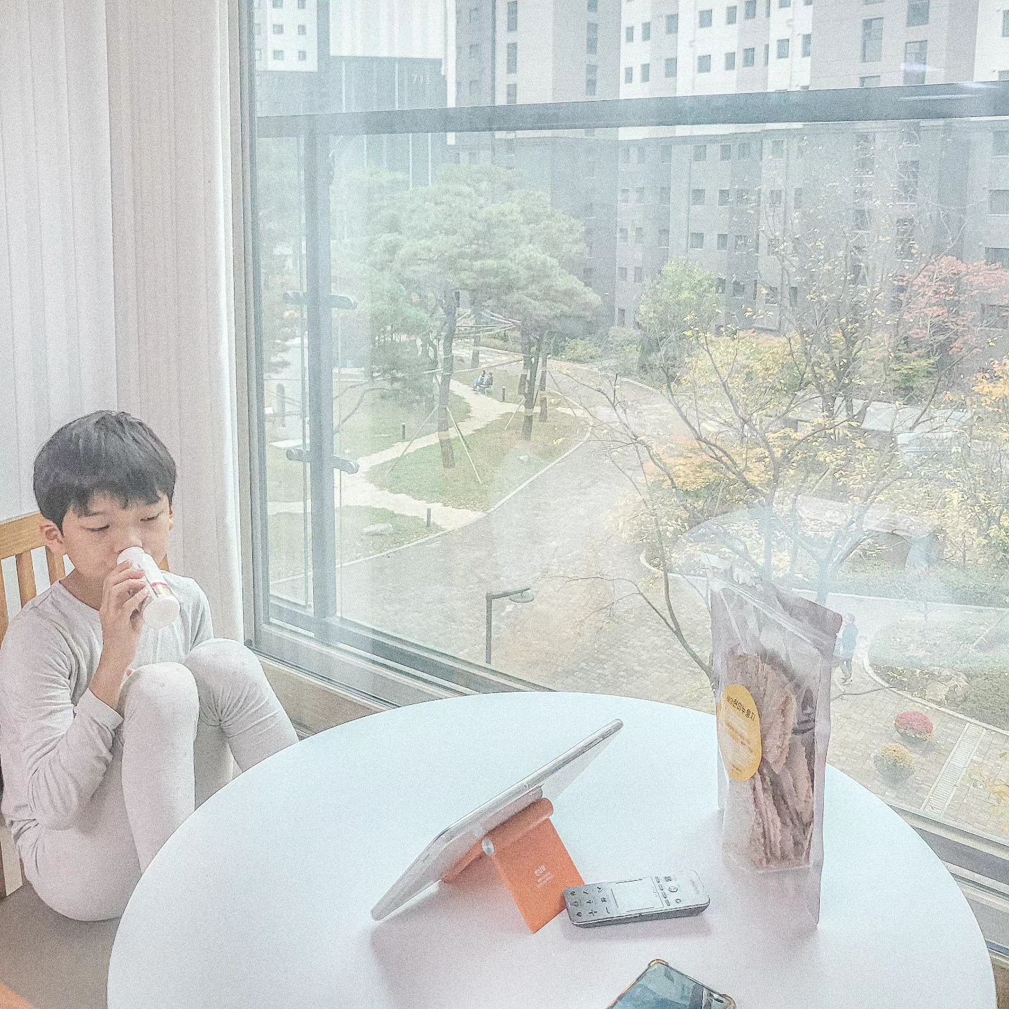 여유로운 주말 일상🌿

창 밖의 단풍이 너무 예뻐서🍁🍂📷🎥
행복한 주말 보내세요🩷

#우리집은몇층일까요
#주말아가지마 
#집콕
#집스타그램