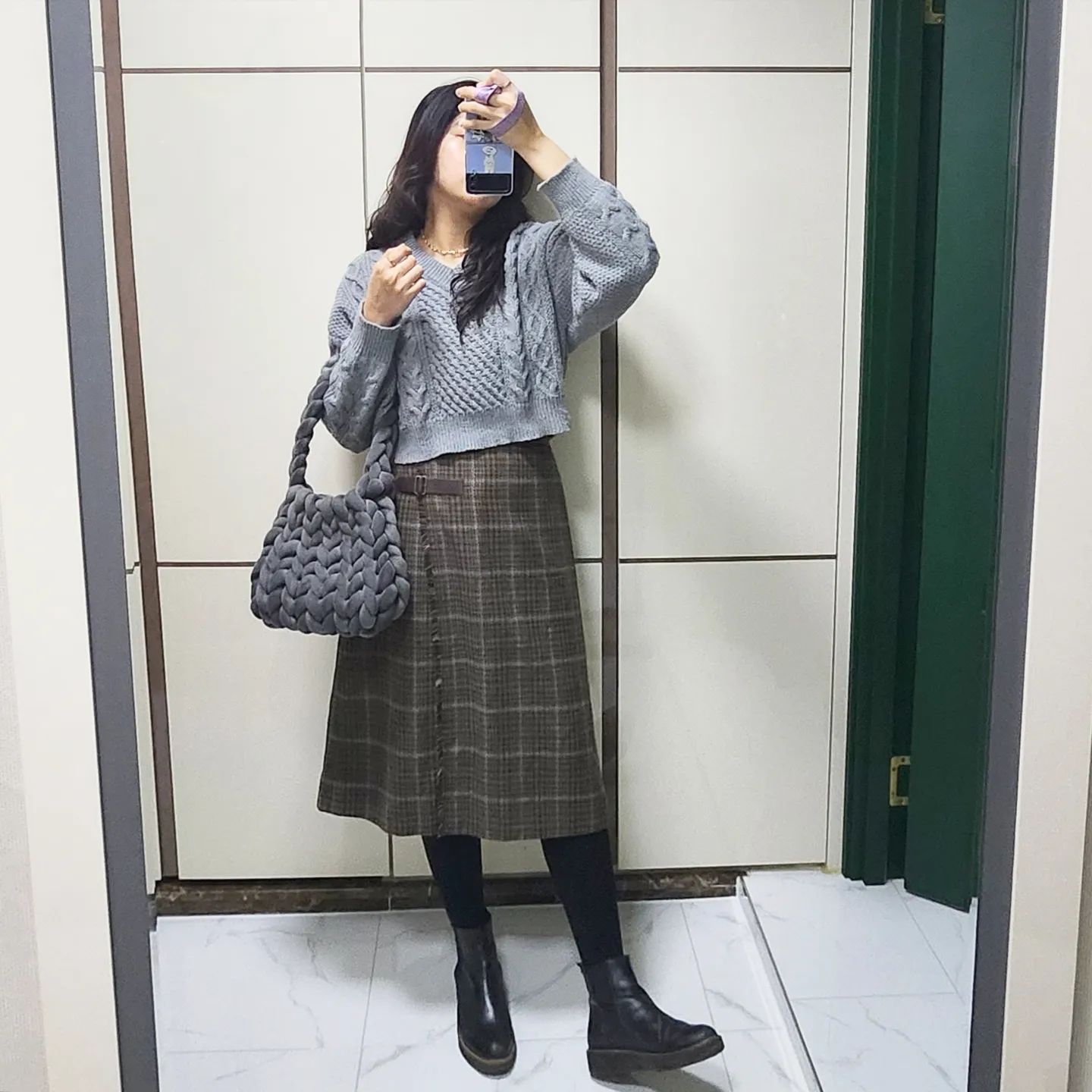 2023.02.22. 오늘의 #데일리룩 #출근룩
갑자기 추워진 날씨에 다들 감기 조심하세요!
이번주는 뭔가....시간이 느리게 가는 것 같은ㅠ

지난 빈티지 스커트에 상의를 다르게 입은 코디!
그레이 컬러도 스커트와 잘 어울리는 것 같네요😆
가방은 니트 컬러와 맞춰 봤습니다.
제가 직접 만든 #자이언트얀가방 이라쥬😎