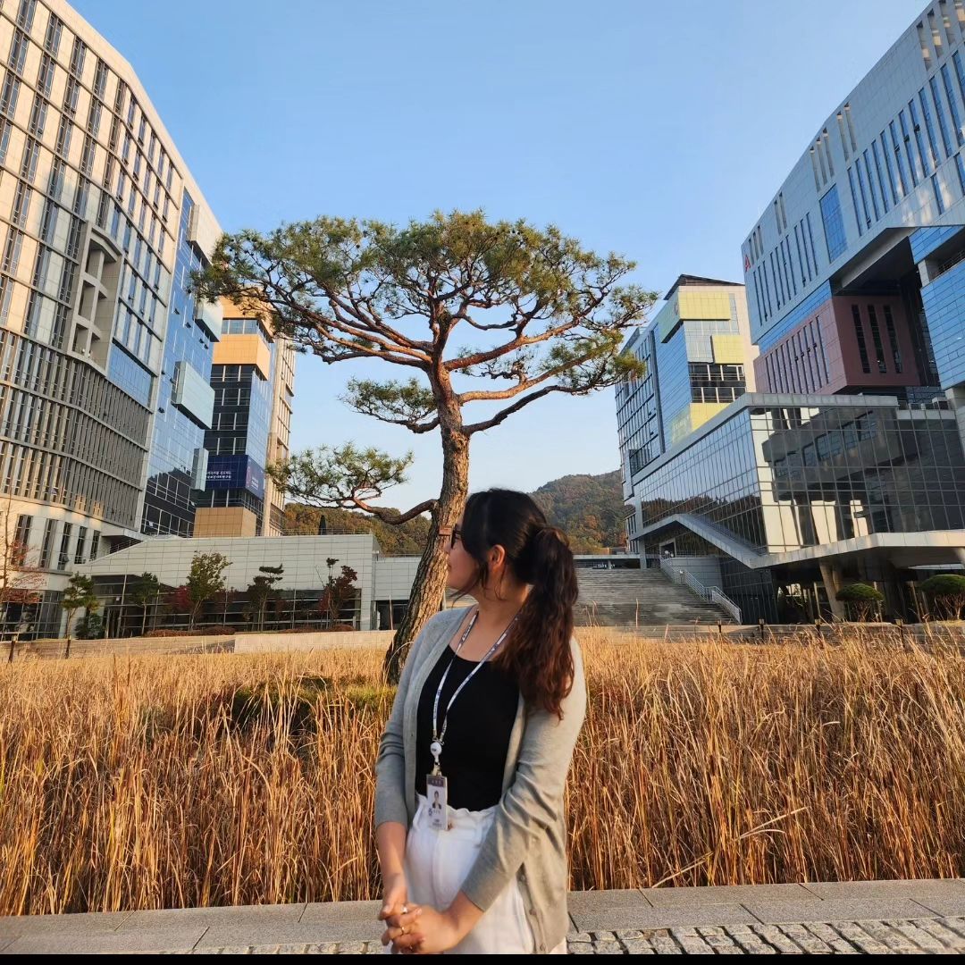 12월 26일 대외경제정책연구원(KIEP)을 퇴사하고 KOFIH에 입사했숨당!!
우연치 않게 포럼 때 찍어놨던 곳으로 입사를 하게 되었숨당ㅎㅎ
연구팀일지 사업팀일지 모르지만 그래도 계속 KIEP분들을 만날 수 있게 되어 너무 좋구여 :)
키엪에서 값진 것들을 많이 배우고 새로운 인사이트를 키워 국제개발협력 전문가로서의 길에 한걸음 다갈 수 있었숨당
노원에서 오늘부터 있으니까 다들 놀러와여~
,
,
#세종 #국책연구단지 #대외경제정책연구원 #kiep #👋