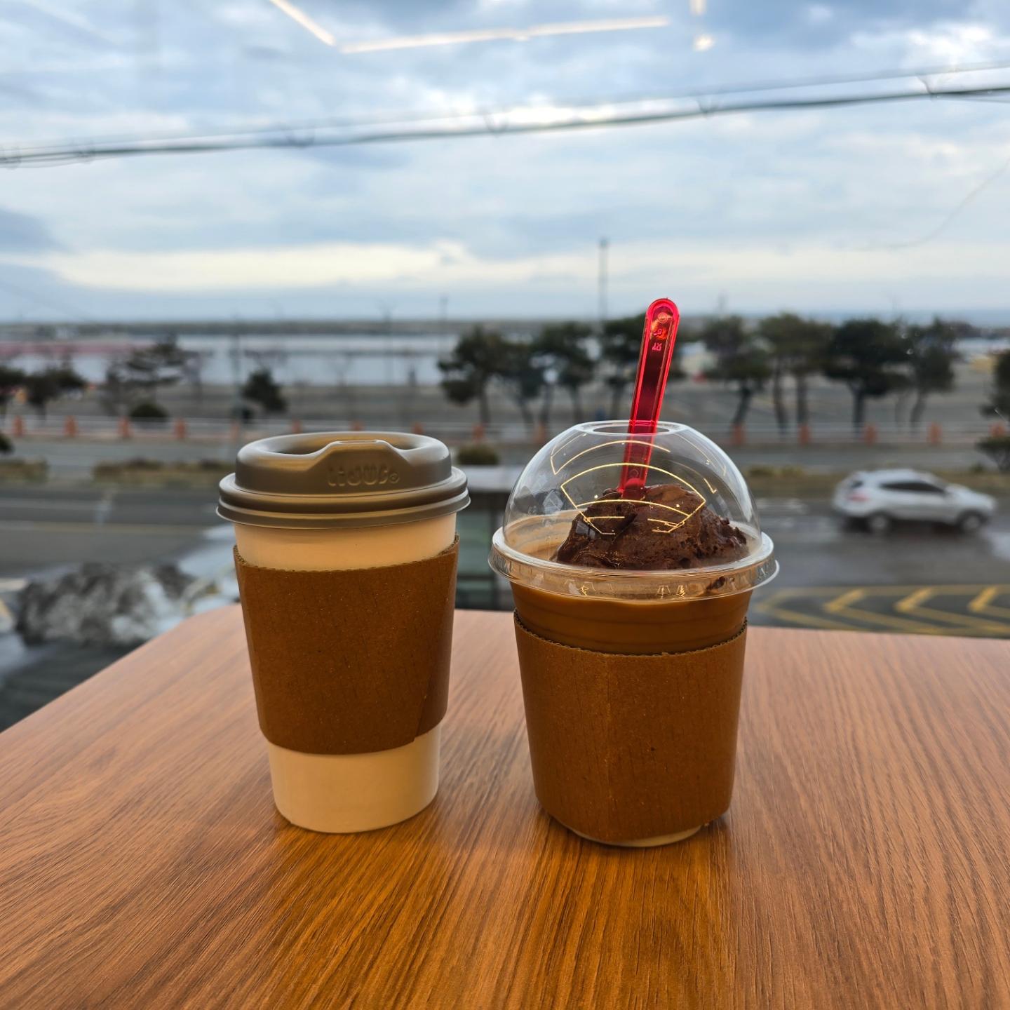 #협찬 #☕️ #바다다베이커리

속초에 오면 한번쯤 들러줘야하는 바닷가 카페☺️
연탄빵과 벽돌빵, 토순이 푸딩까지
인증샷 찍기 좋은 스페셜한 디저트 메뉴도 있고
2층에는 통창뷰가 멋진 공간까지🩵

애견동반카페라 반려견과 함께 여행온 분들도 방문 가능😘

#속초카페 #속초오션뷰카페 #대포항카페 #속초베이커리카페 #속초데이트코스 #반려동물카페 #반려견동반
