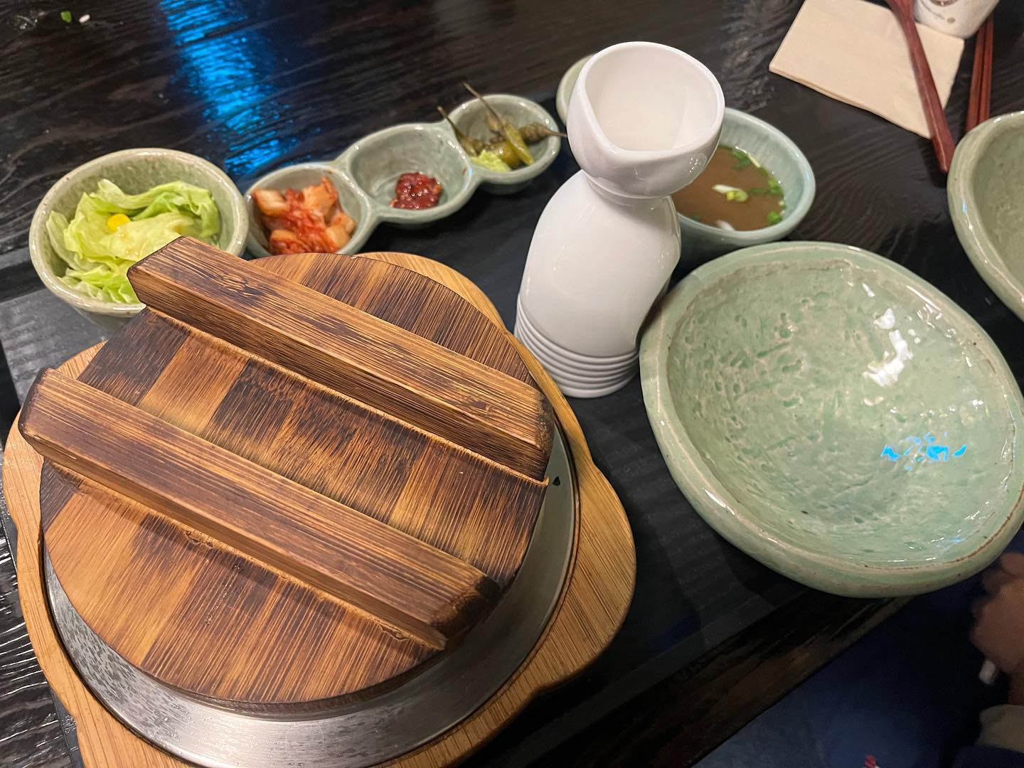 #협찬
솔솥 송리단길
날씨도 넘 추워지고 우리가족 든든하게 한솥 먹으러 송리단길 솔솥에 갔어요💓
7시에 갔는데 웨이팅이!! 송파에서 젤 맛나는 한식 프리미엄 솥밥 맛집 다웠어요!🥰
모든 테이블에서 한개씩은 꼬옥 주문하는 스테이크 덮밥과 갈치 솥밥 주문했어요! 
건강하고 맛나게 한끼 든든히 챙길 수 있어 사랑하는 연인과 혹은 가족들과 오기 넘 좋은곳이에요!
직원분들도 넘 잘 챙겨주셔서 감동! 갈치 솥밥은 정말 기대이상이였어요! 비벼서 김에 양념장 올려 먹으니 꿀맛! 스테이크는 퀄리티와 육향 최고! 루야도 넘 잘 먹었어요😘
식사후 요구르트까지 챙겨주는 센스
.
.
.
.
.
#송파맛집 #잠실맛집 #송리단길맛집 #석촌호수맛집 #dinner #food #맛집 #먹스타그램 #솔솥 #솔솥송리단길점