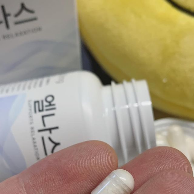 이동수 on Instagram: "#광고
쉽게 긴장하고 쉽게 예민해지고 쉽게 불안해지는 나를 위해 내 스스로 선물한 #엘나스 

휴대하기가 좋아서 회사에 갖다 놓고 스트레스를 많이 받거나 긴장될 때 먹으면 좋더라고요. 아내도 저와 함께 같이 엘나스를 먹고 있습니다. 덕분에 서로간의 예민함과 싸움이 줄었어요. 

이제 회사 책상위에 항상 두고 있는 필수품이 되어버린 엘나스.
캡슐도 작아서 목넘김도 좋고 식물성 캡슐이라서 안심하고 먹을 수 있습니다.

이 작은 캡슐이 저에게 많은 도움을 줄 수 있을지 생각못했는데 뜻밖의 귀중한 선물이 되었어요. 재구매각 200%

@cerevi.official

⚡️세레비 엘나스 홈페이지 
www.cerevi.com

⚡️엘나스 스마트스토어 
https://m.smartstore.naver.com/cerevi

#일상#다이어트#운동#취업#면접#대학생#육아#스트레스#육아스트레스#공부#수험생#갱년기#여성#남성#불안#짜증#예민#건강기능식품#비타민#테아닌#비건#식물성#채식주의#환경#자연"