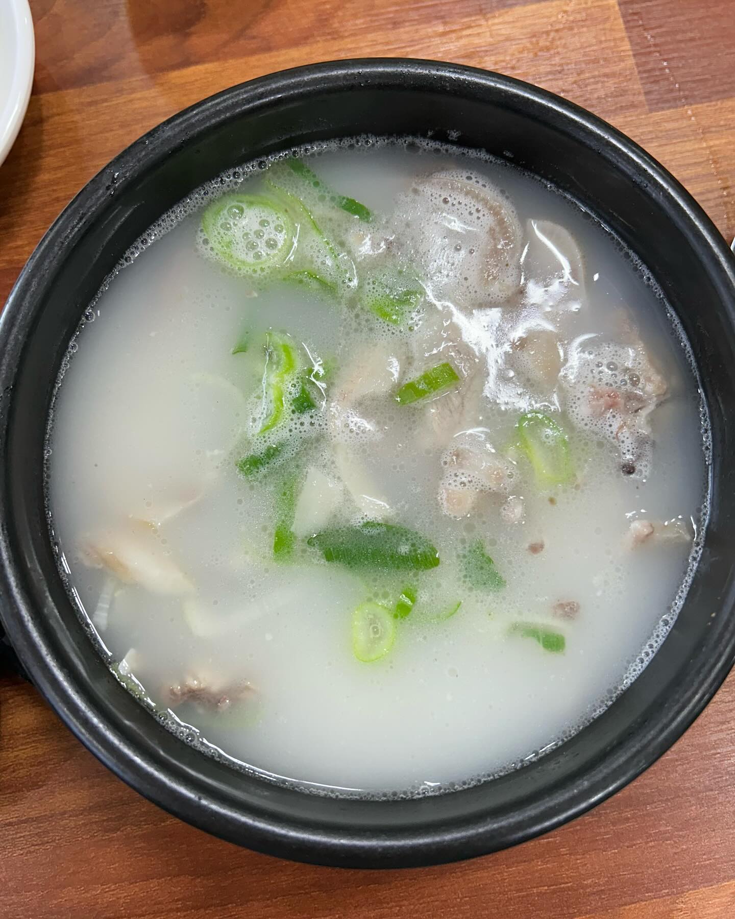 ✍️창원 상남동 원돼지국밥
순대국밥(고기 + 순대) (8.0)

✔️창원3대국밥집 중 하나인 원돼지국밥!
순대국밥을 시켰는데 고기랑 순대 같이 들어가 있어요~
국물이 뽀얗게 나와 담백하고 잡내가 나지 않아 좋아요!
아삭아삭 매콤한 김치도 국밥이랑 너무 잘 어울려 쉴새없이 들어가요
아침 7시부터 오픈이라 아침식사도 되고 손님들도 끊임없이 들어와 한끼 식사로 든든하게 먹기 딱 좋아요👍
.
.
📍 위치 : 경남 창원시 성산구 상남로 67 경청종합상가
🕐 영업시간 : 07:00 ~ 22:00
21:20 라스트오더
(매달 1 , 3번째 일요일 정기 휴무)
📞 0507-1314-1751
🚗 경청종합상가 뒷건물 주차 가능⭕️
.
#순대국밥 #창원원돼지국밥 #원돼지국밥 #창원상남동국밥 #창원경청종합상가국밥 #창원국밥맛집 #창원상남국밥맛집 #food #foodstagram #음식 #국밥 #먹부림 #먹과사전 #냠냠이 #냐미냐미 #냠냠이의먹일상